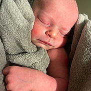 Gianna participe au concours pour gagner de l'argent avec cette photo : baby, blanket, close_up, cozy, eyes_closed, face, family_moment, hand, home_interior, infant, newborn, newborn_skin, peaceful, portrait, skin, sleeping, sleeping_baby, soft_texture, towel, wrapped