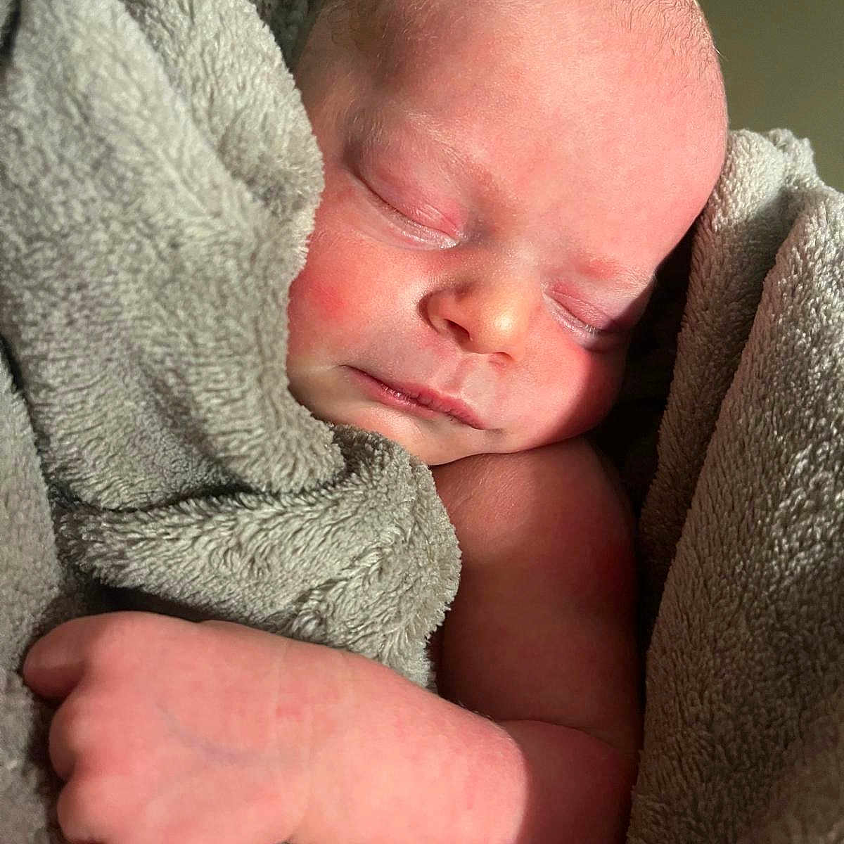 Gianna participe au concours pour gagner de l'argent avec cette photo : baby, blanket, close_up, cozy, eyes_closed, face, family_moment, hand, home_interior, infant, newborn, newborn_skin, peaceful, portrait, skin, sleeping, sleeping_baby, soft_texture, towel, wrapped