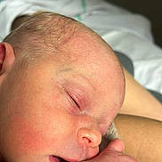 Gianna a rejoint le concours — aidez-le/la à gagner de superbes lots ! baby, newborn, sleeping, infant, close_up, hand, face, cheek, nose, ear, hospital_bed, bedding, portrait, peaceful, tiny_fingers, forehead, skin, adult_arm, soft_light, hospital_equipment