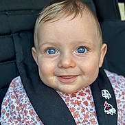 Liv participe au concours pour gagner de l'argent avec cette photo : baby, child, blue_eyes, car_seat, child_safety, harness, smile, face, infant, cute, apparel, patterned_clothing, closeup, person, seatbelt, young_child, skin, hair, happy, portrait