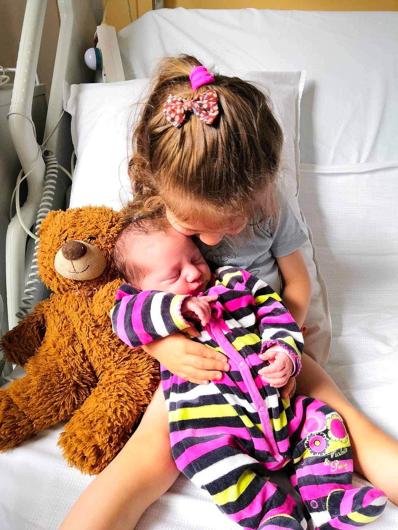 Maëva a rejoint le concours — aidez-le/la à gagner de superbes lots ! arm, baby, baby_toddler_clothing, child, comfort, couch, finger, fun, hairstyle, hand, happy, lap, person, pink, product, skin, textile, thigh, toddler, toy