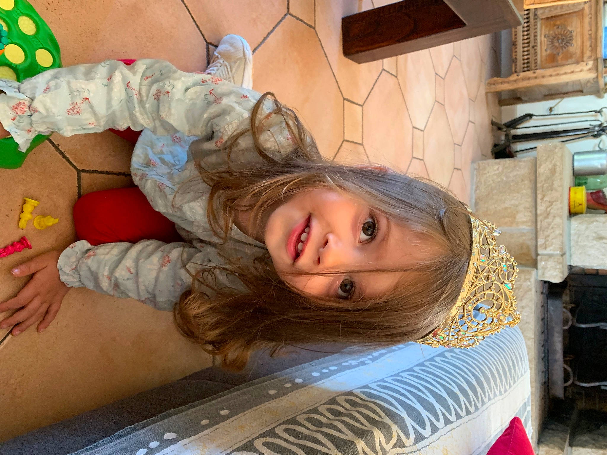 Maëva a rejoint le concours — aidez-le/la à gagner de superbes lots ! auto_part, automotive_tire, automotive_wheel_system, chair, child, comfort, electric_blue, flooring, fun, happy, joy, leisure, mouth, person, room, sitting, smile, toddler, tree, vacation