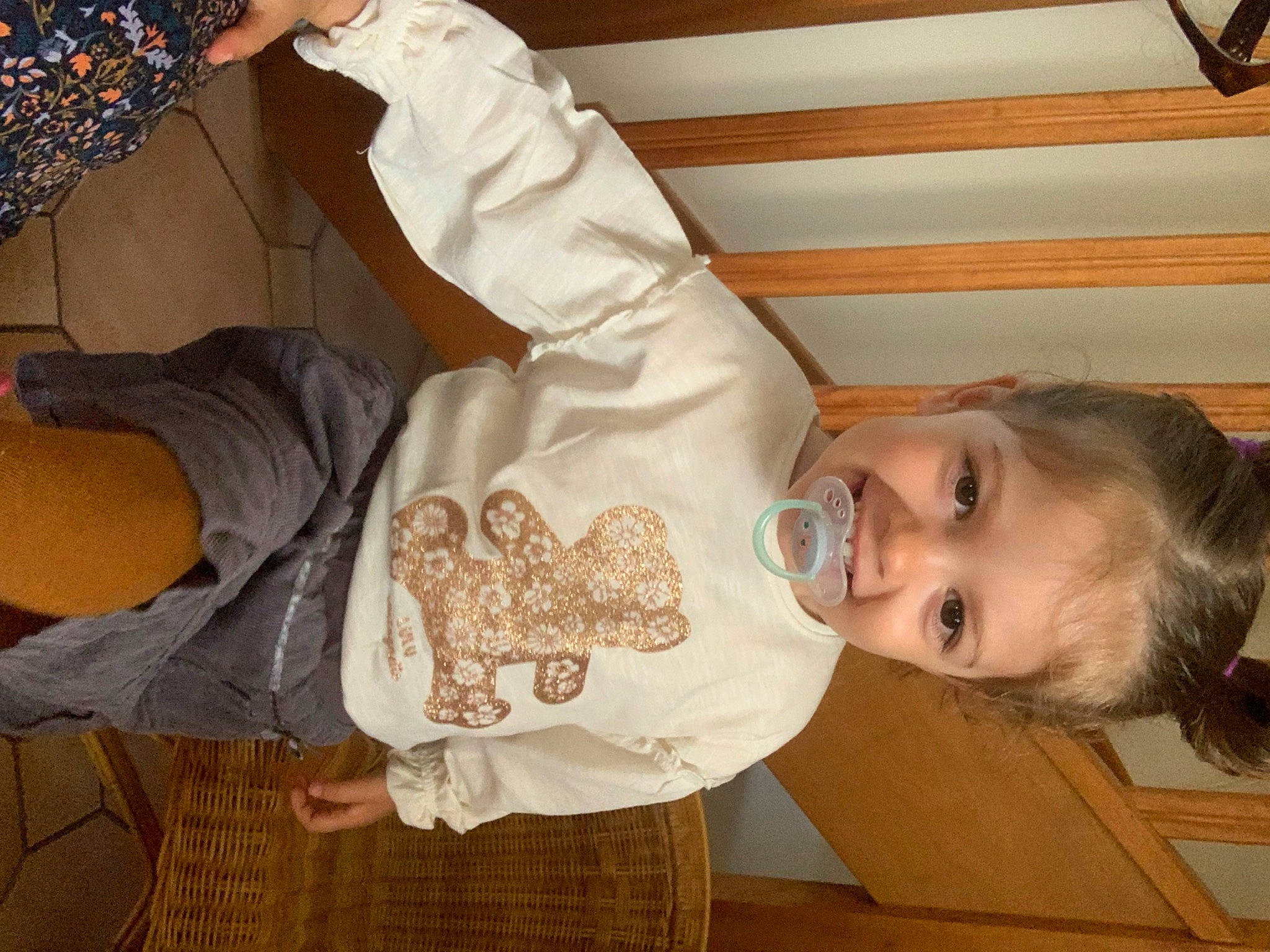 Maëva a rejoint le concours — aidez-le/la à gagner de superbes lots ! baby_toddler_clothing, child, gesture, hand, happy, hat, joy, pattern, person, room, sleeve, smile, toddler, wood