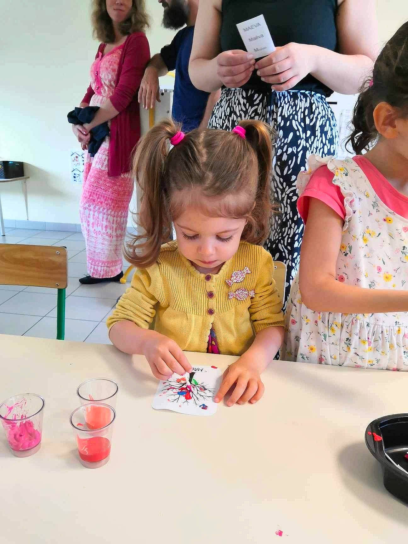 Maëva participe au concours pour gagner de l'argent avec cette photo : adaptation, art, chair, child, desk, event, fun, happy, leisure, person, pink, play, recreation, red, sharing, summer, t_shirt, table, tableware, toddler