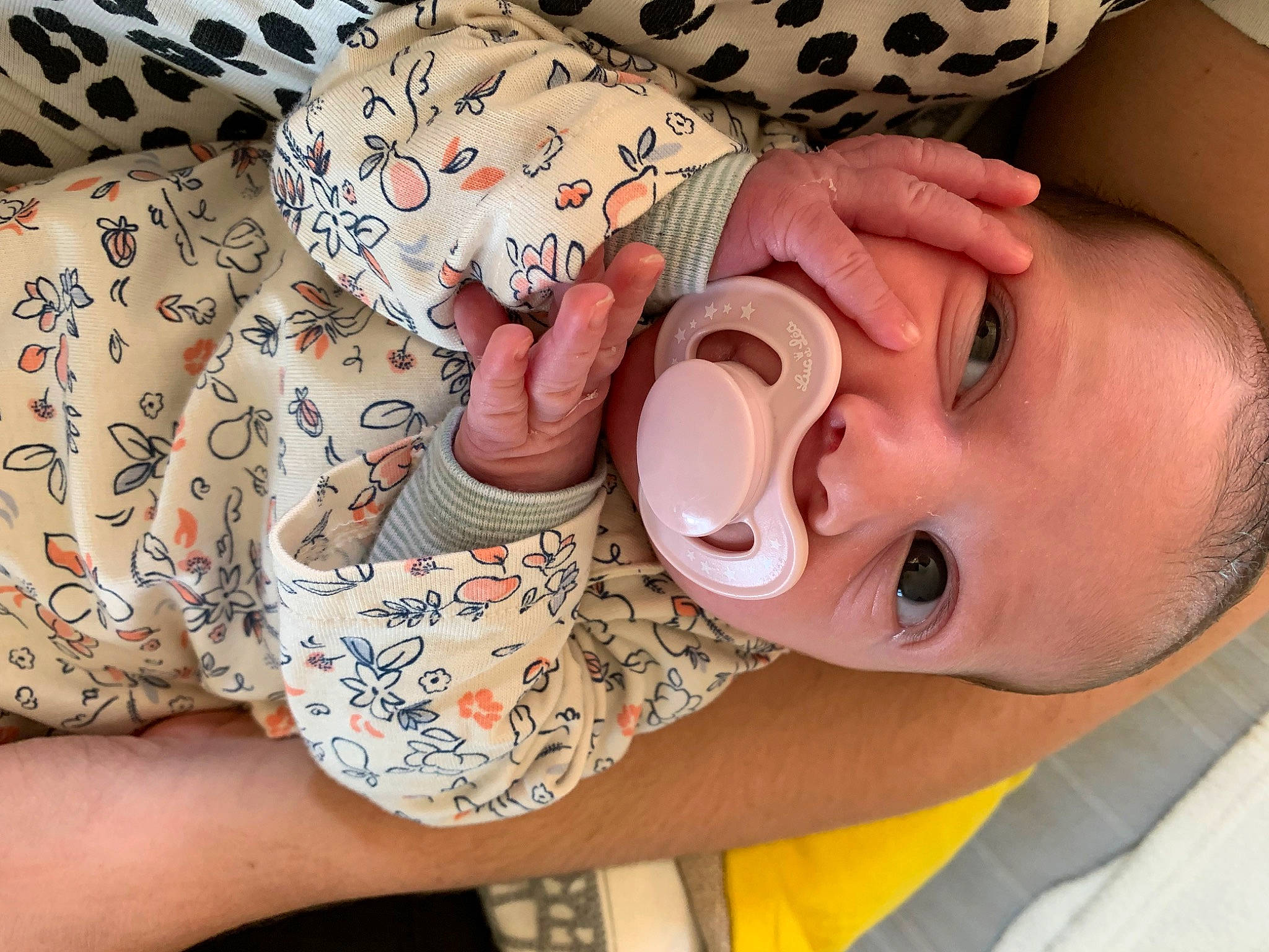 Lea participe au concours pour gagner de l'argent avec cette photo : baby, cheek, child, comfort, ear, eyelash, finger, gesture, linens, mouth, nail, neck, nose, pattern, peach, person, skin, sleeve, throat, thumb