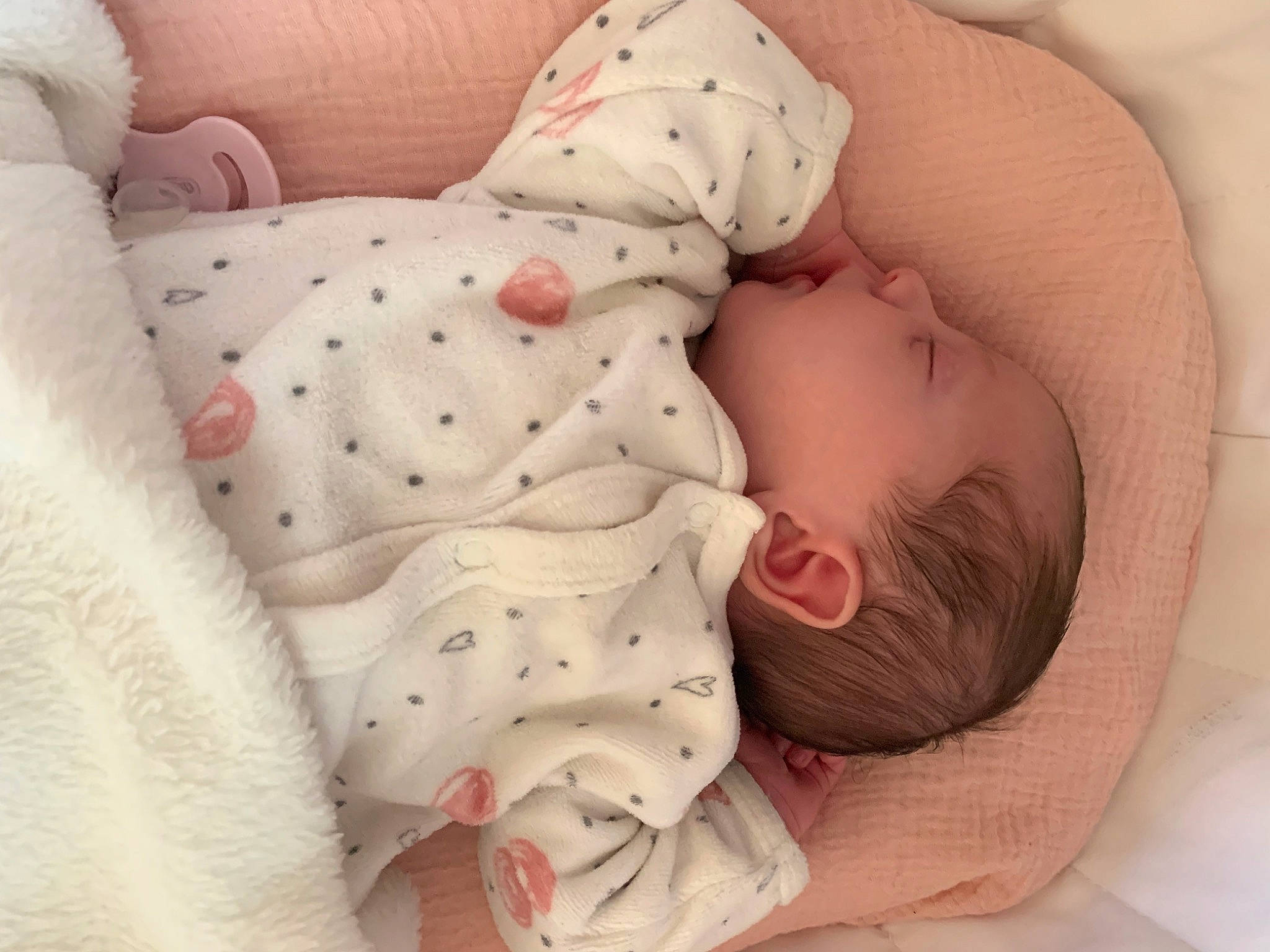 Lea participe au concours pour gagner de l'argent avec cette photo : abdomen, baby, baby_products, baby_sleeping, baby_toddler_clothing, bedtime, child, comfort, linens, pattern, person, skin, sleep, sleeve, textile, toddler