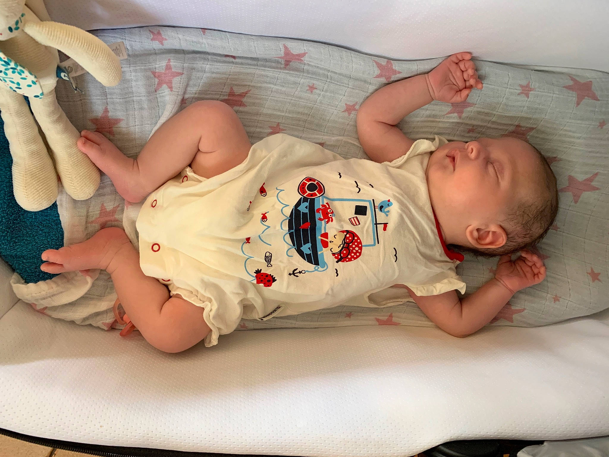Lea a rejoint le concours — aidez-le/la à gagner de superbes lots ! abdomen, arm, baby, baby_products, baby_safety, baby_sleeping, baby_toddler_clothing, comfort, diaper, eye, facial_expression, finger, foot, human_body, human_leg, linens, person, skin, sleeve, thigh