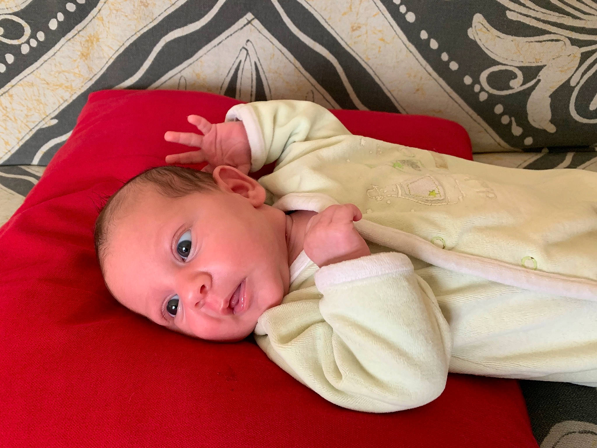 Lea participe au concours pour gagner de l'argent avec cette photo : baby, baby_products, baby_toddler_clothing, cheek, child, comfort, facial_expression, flooring, grass, head, linens, lip, pattern, person, pink, room, sitting, skin, sleeve, toddler