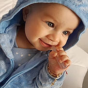 Leonardo a rejoint le concours — aidez-le/la à gagner de superbes lots ! baby, child, blue_jacket, hood, closeup, face, hand, bracelet, smile, cute, infant, indoors, skin, eyes, clothing, portrait, happy, young, person, soft_texture