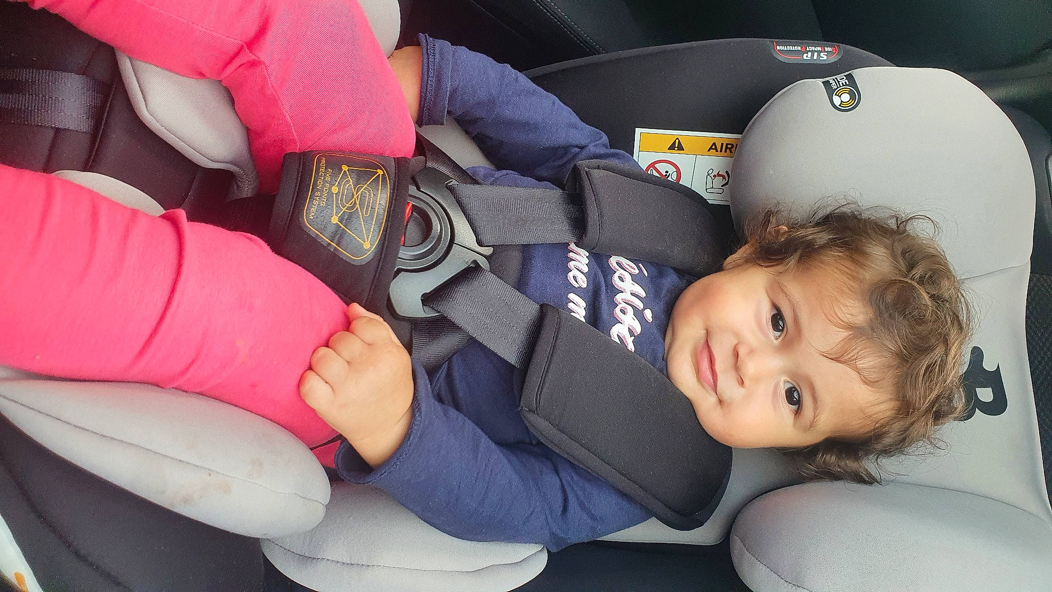Lina participe au concours pour gagner de l'argent avec cette photo : auto_part, automotive_design, baby_in_car_seat, car_seat, car_seat_cover, carmine, child, comfort, elbow, electric_blue, family_car, gesture, knee, luxury_vehicle, person, product, sitting, thigh, thumb, toddler