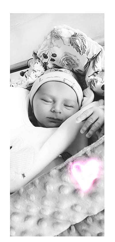 Manoa participe au concours pour gagner de l'argent avec cette photo : baby, baby_sleeping, bedding, bedtime, comfort, eye, font, gesture, happy, headwear, linens, monochrome, monochrome_photography, nap, pattern, person, photograph, snapshot, stock_photography, textile