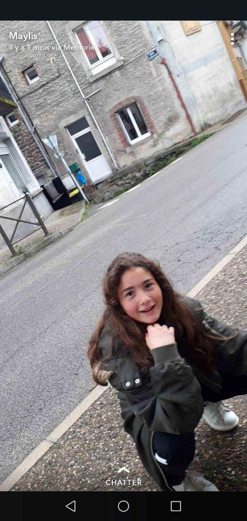 Gladys a rejoint le concours — aidez-le/la à gagner de superbes lots ! asphalt, fun, joy, long_hair, person, photograph, photography, road, sitting, smile, snapshot, street, travel