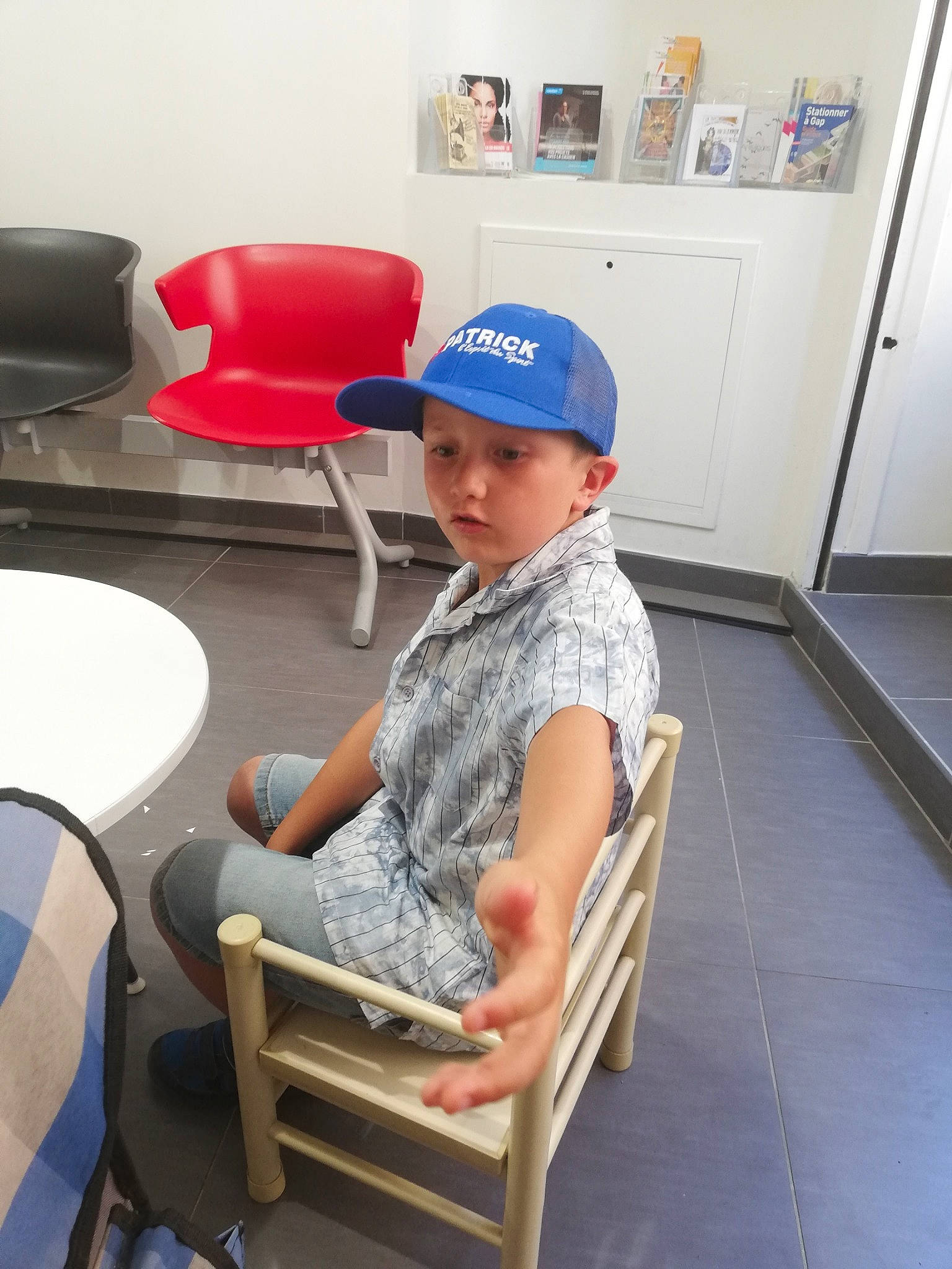 Stan a rejoint le concours — aidez-le/la à gagner de superbes lots ! cap, chair, child, furniture, headgear, headwear, leisure, person, sitting, vacation