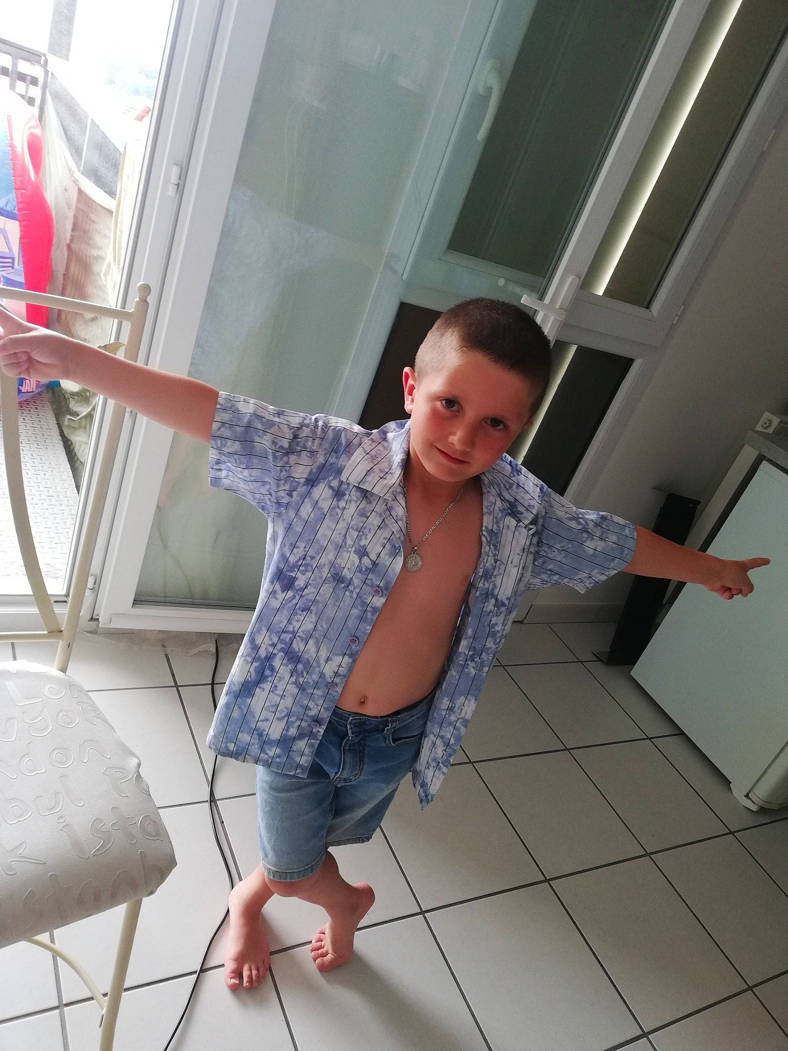 Stan a rejoint le concours — aidez-le/la à gagner de superbes lots ! black_hair, floor, jeans, joint, leg, long_hair, person, photography, room, shoulder, textile