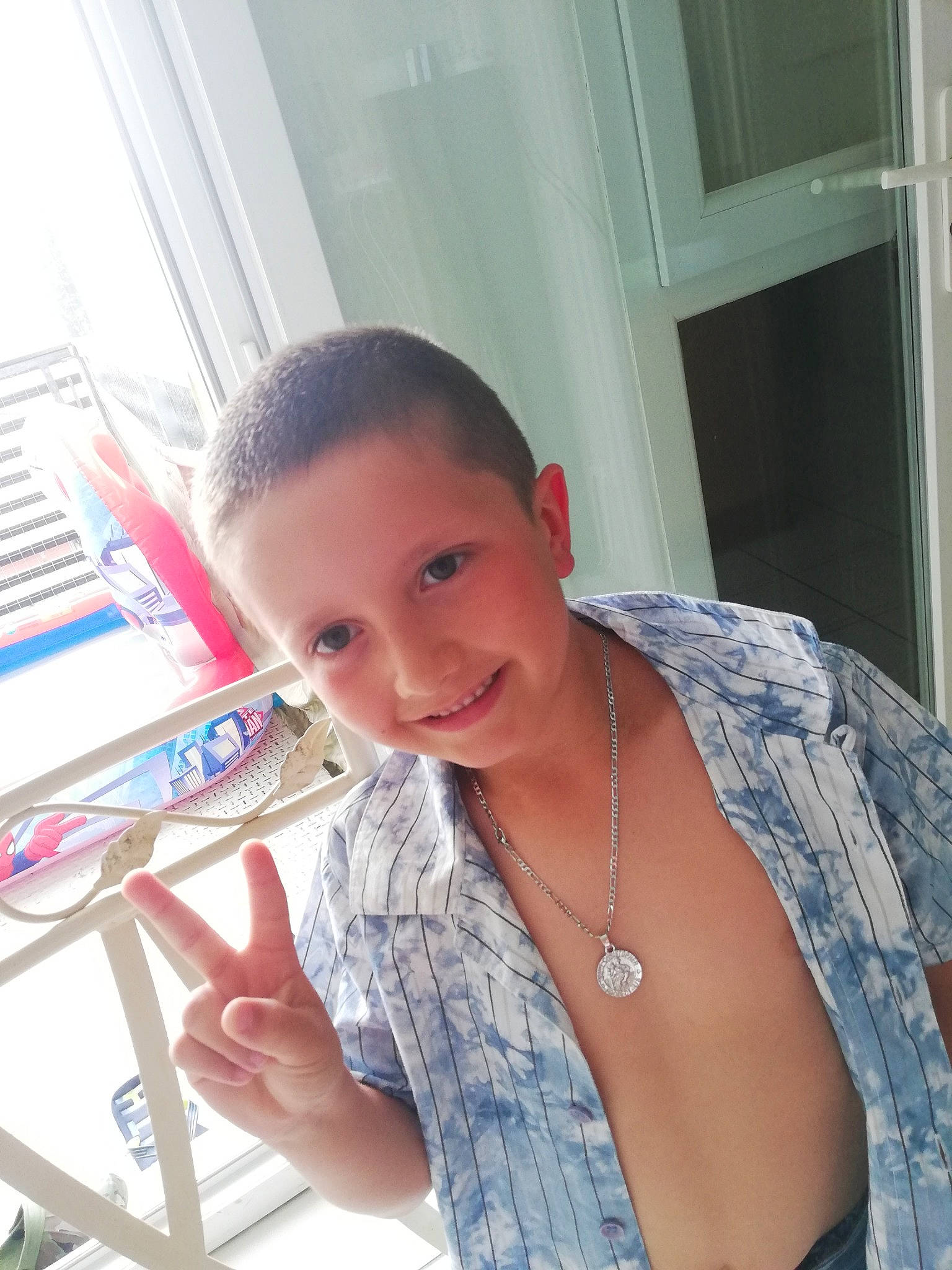 Stan participe au concours pour gagner de l'argent avec cette photo : black_hair, chest, child, hair, joy, nose, person, selfie, shoulder, skin, smile, toddler, trunk, vacation