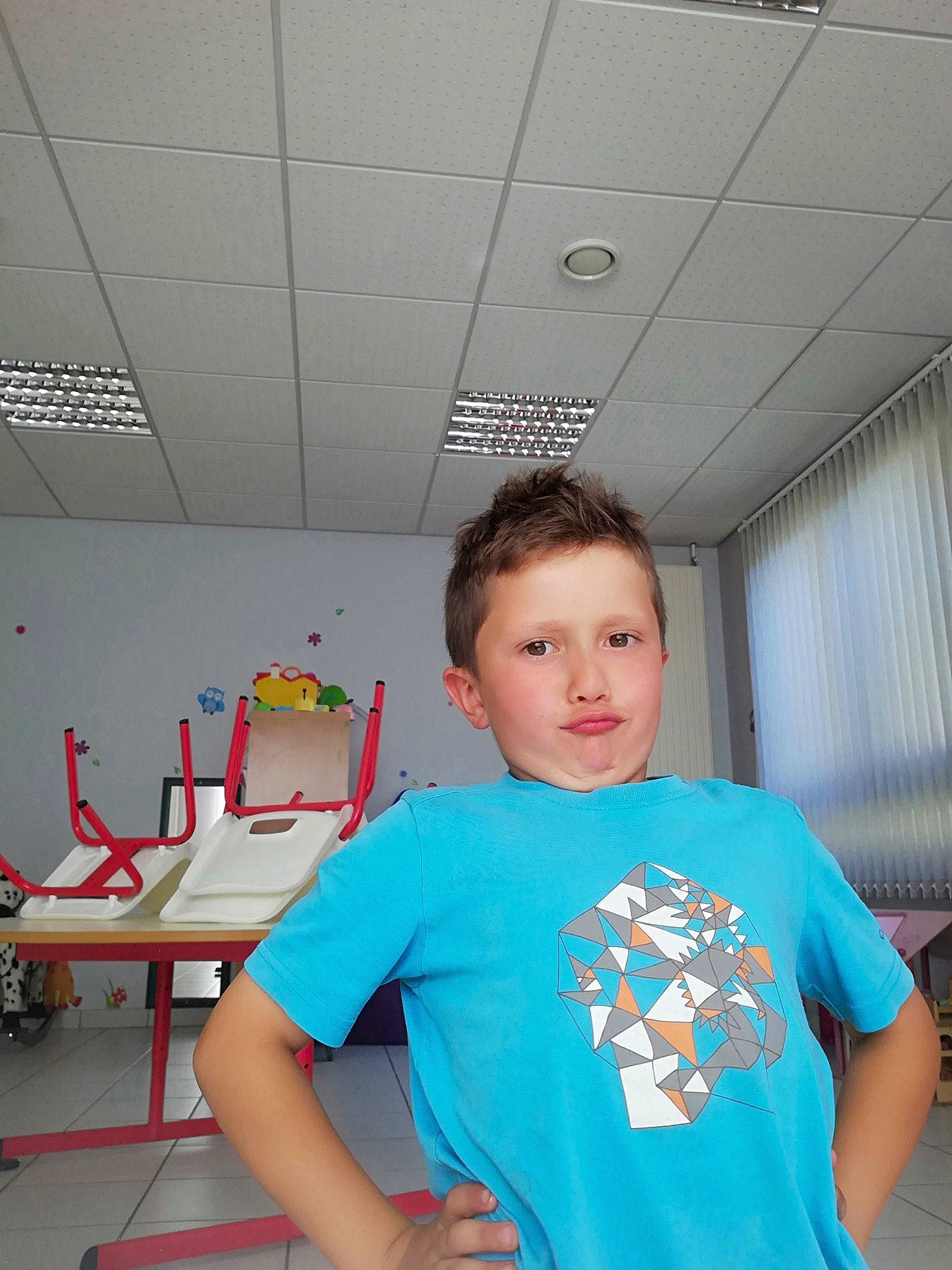 Stan participe au concours pour gagner de l'argent avec cette photo : ceiling, child, fun, person, room, t_shirt, top, vacation