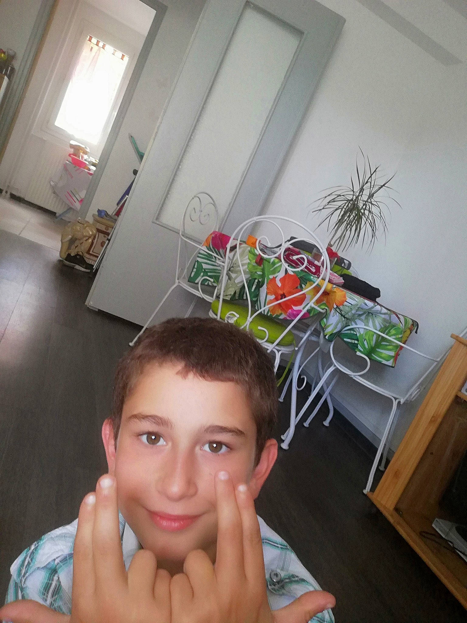 Leandro a rejoint le concours — aidez-le/la à gagner de superbes lots ! child, face, finger, flower, forehead, hand, head, houseplant, leg, nose, person, photography, plant, room, selfie, smile, vacation