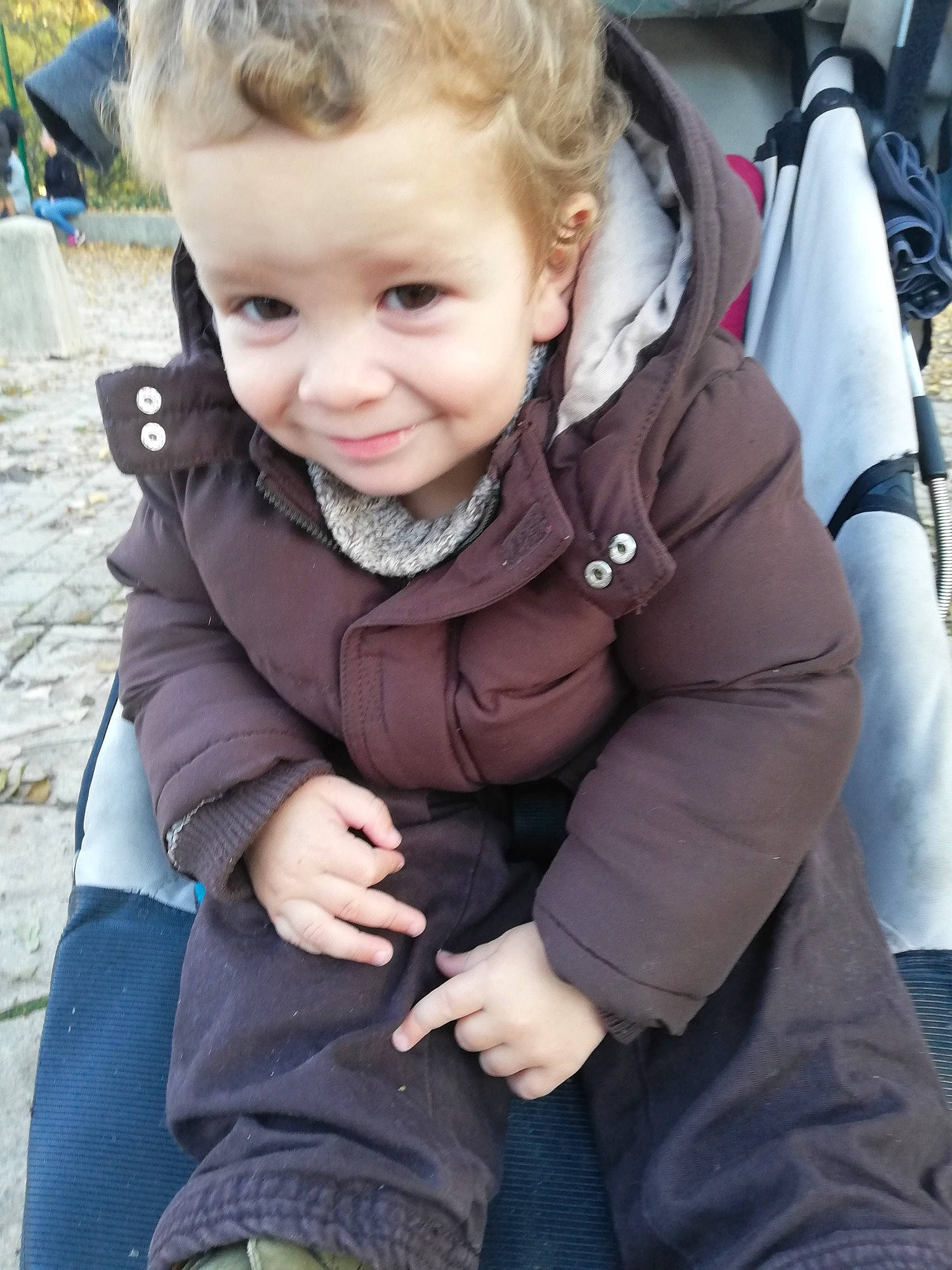 Valentin participe au concours pour gagner de l'argent avec cette photo : blond, cheek, child, jacket, joy, person, sitting, skin, smile, toddler