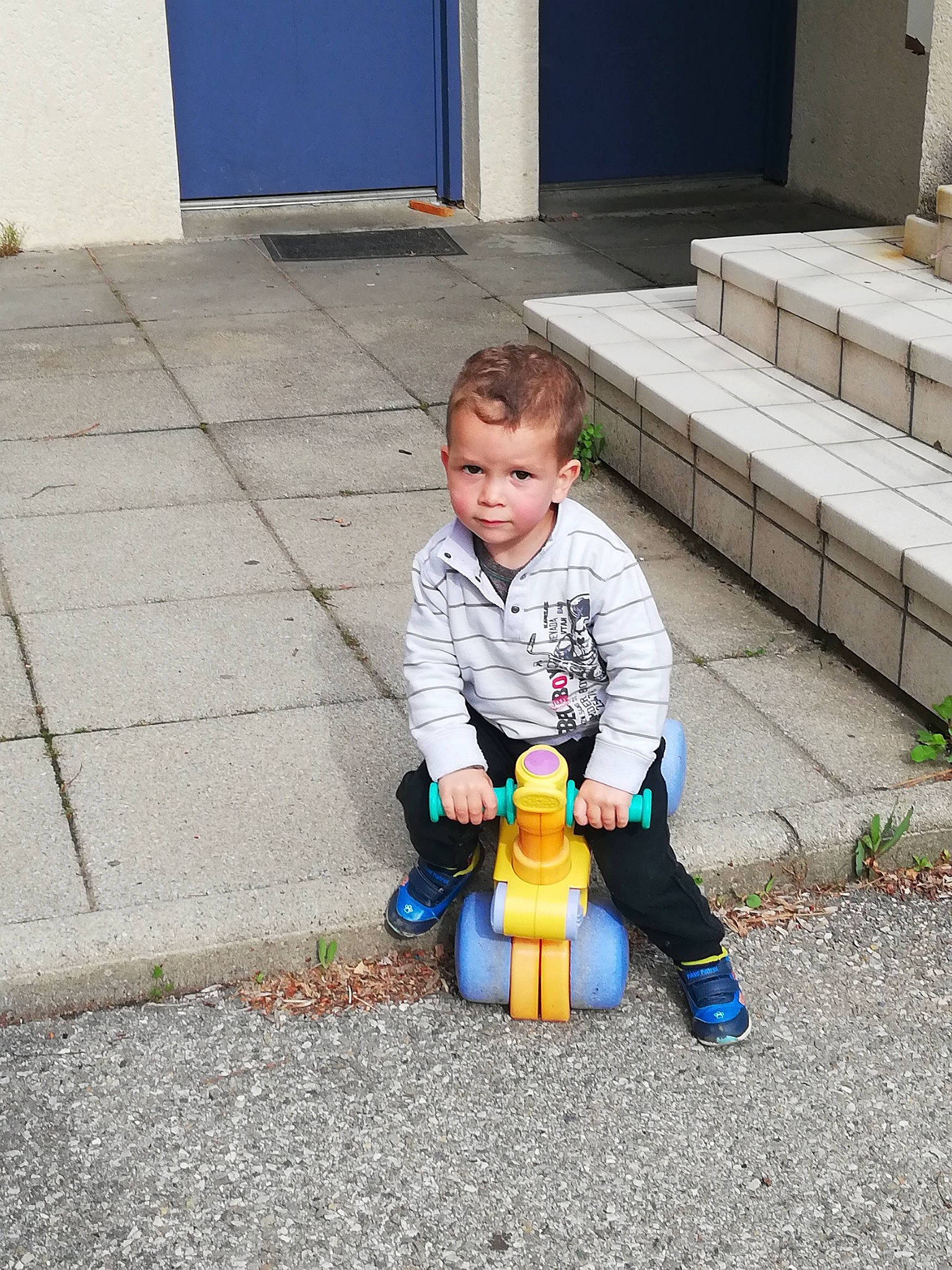 Valentin a rejoint le concours — aidez-le/la à gagner de superbes lots ! child, person, play, sitting, toddler, vacation