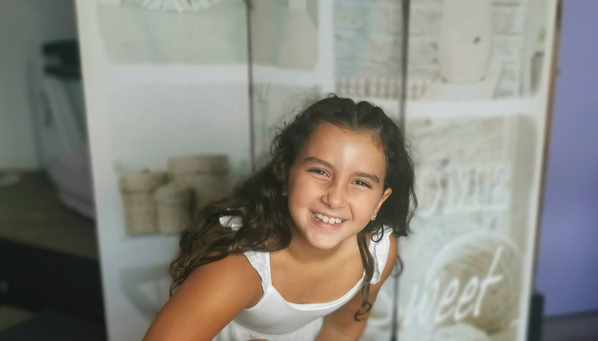 Anna a rejoint le concours — aidez-le/la à gagner de superbes lots ! active_tank, black_hair, brown_hair, elbow, eyebrow, eyelash, flash_photography, fun, happy, iris, joy, leisure, long_hair, neck, person, room, sitting, smile, t_shirt, thigh