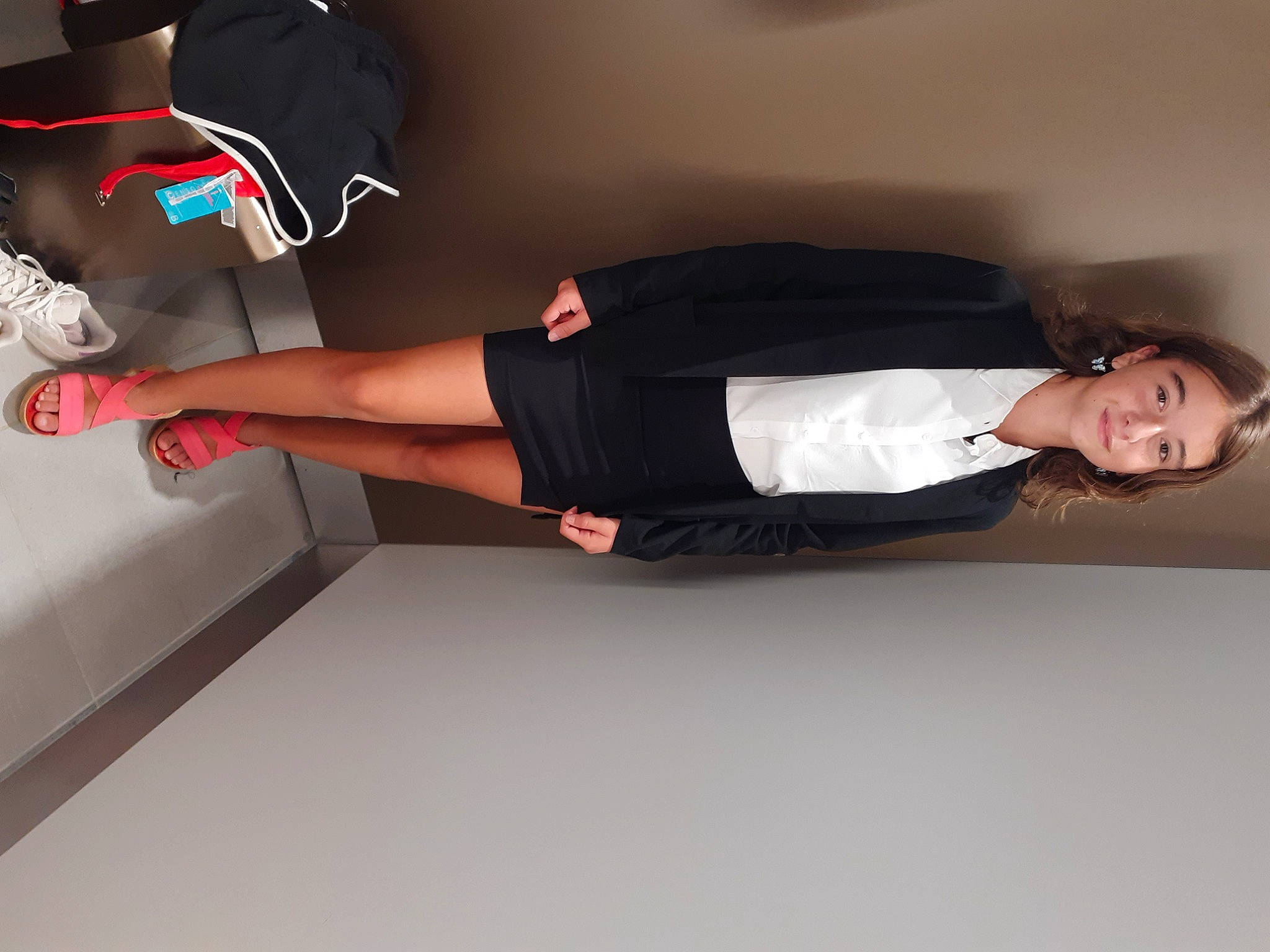 Zoé participe au concours pour gagner de l'argent avec cette photo : automotive_design, calf, collar, comfort, elbow, fashion_model, flooring, human_leg, joint, joy, knee, leg, person, shorts, shoulder, sleeve, smile, sneakers, sportswear, street_fashion