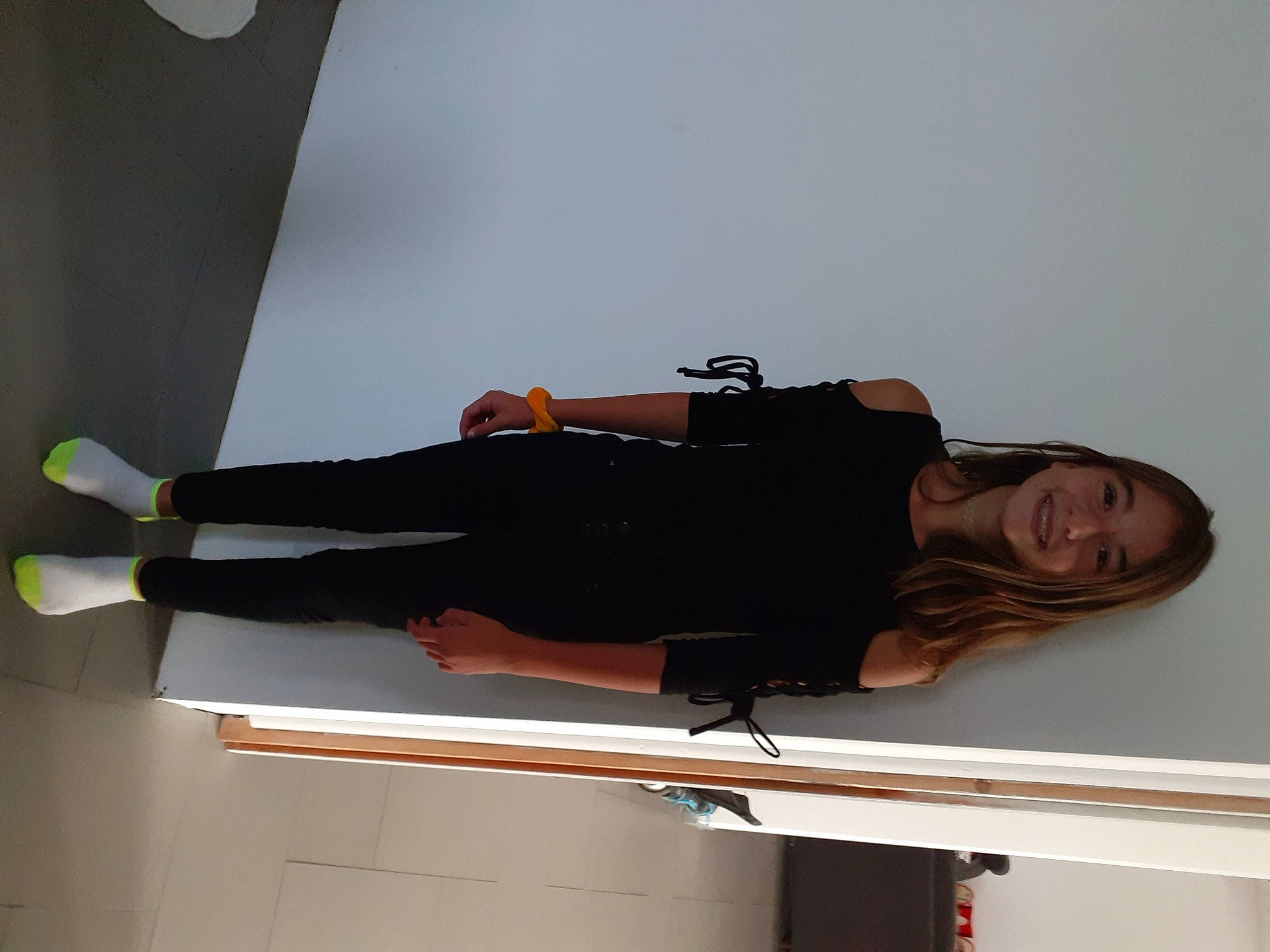 Zoé a rejoint le concours — aidez-le/la à gagner de superbes lots ! balance, ceiling, cleanliness, comfort, dress, elbow, foot, hat, human_leg, joy, knee, person, room, sandal, sleeve, smile, thigh, waist, walking_shoe, wrist