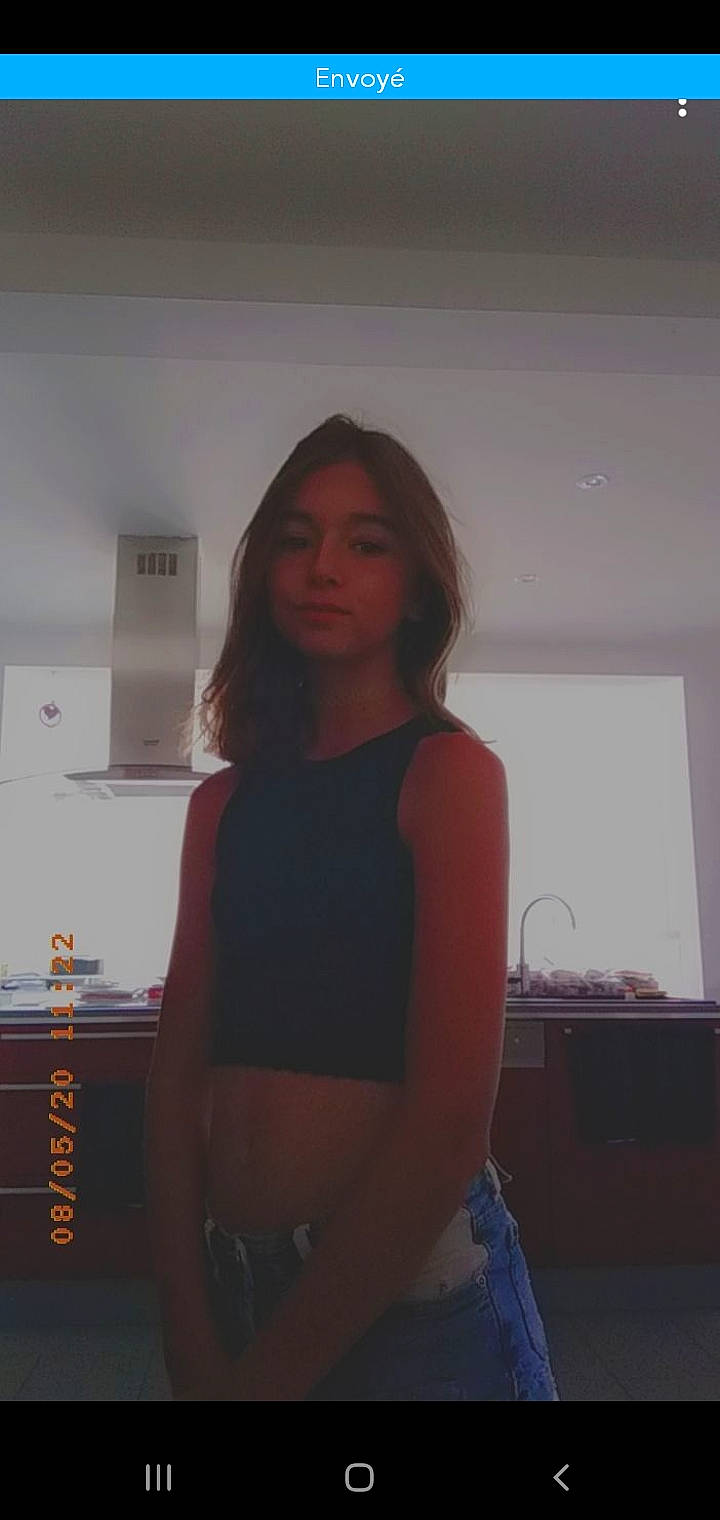 Zoé a rejoint le concours — aidez-le/la à gagner de superbes lots ! abdomen, brown_hair, chest, denim, elbow, electric_blue, event, fashion_design, flash_photography, fun, human_leg, jewellery, layered_hair, person, room, sleeve, sportswear, t_shirt, thigh, trunk