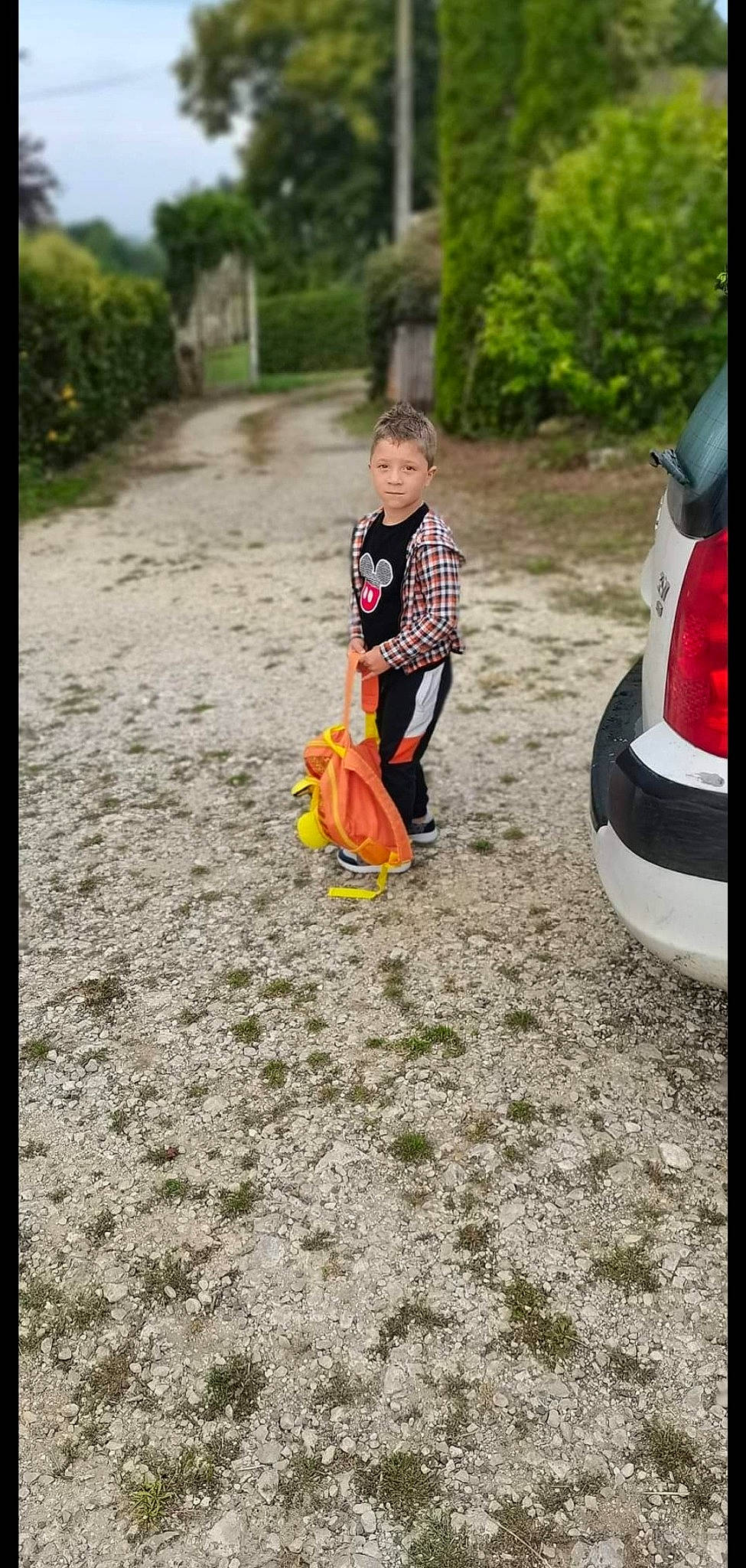 James participe au concours pour gagner de l'argent avec cette photo : asphalt, automotive_lighting, automotive_tire, car, grass, landscape, leisure, motor_vehicle, people_in_nature, person, plant, recreation, road, road_surface, sidewalk, soil, tints_and_shades, toddler, tree, trunk