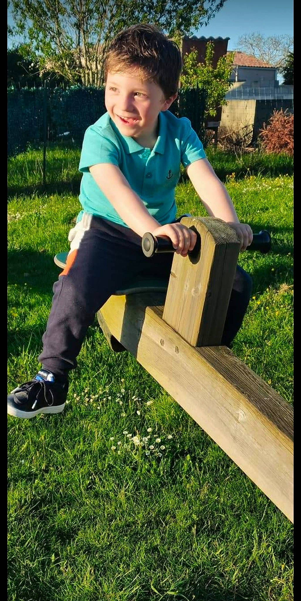 James a rejoint le concours — aidez-le/la à gagner de superbes lots ! fun, grass, happy, joy, knee, lawn, leisure, outdoor_furniture, people_in_nature, person, plant, play, recreation, rectangle, shorts, sitting, smile, t_shirt, thigh, toddler