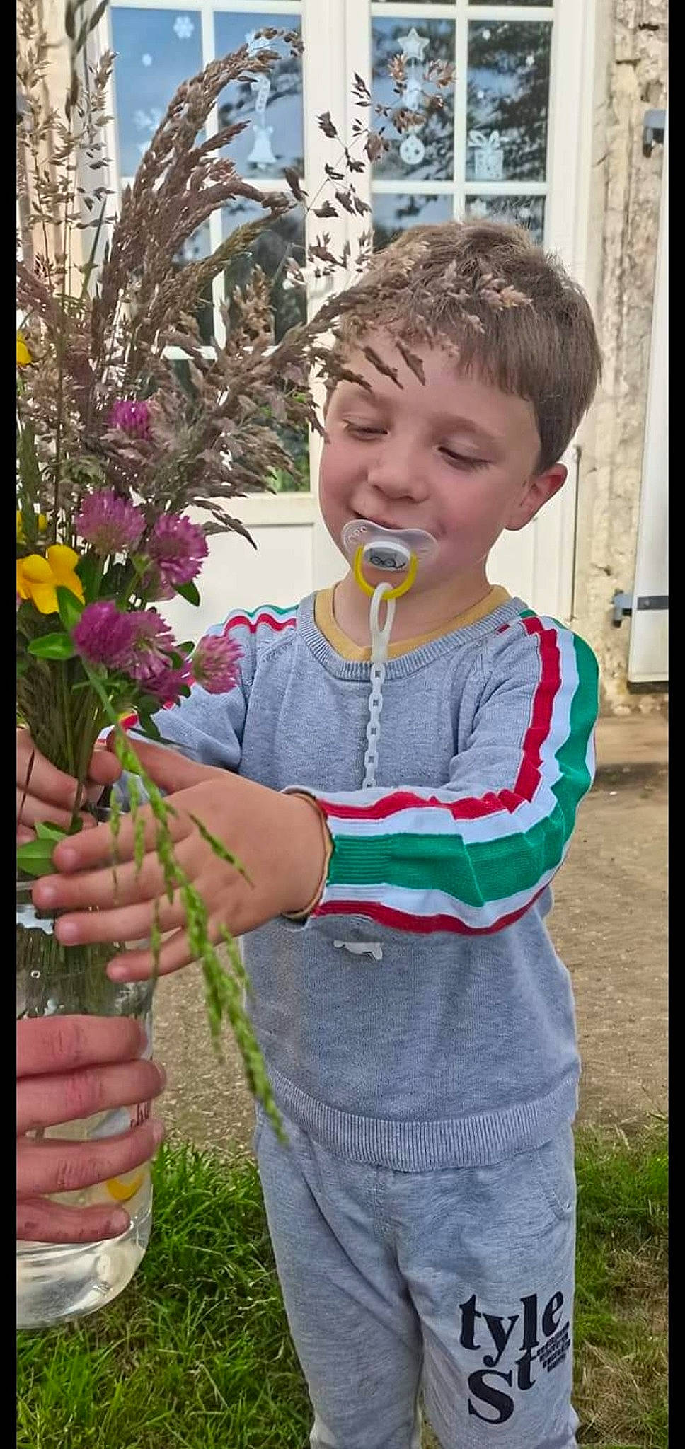 James participe au concours pour gagner de l'argent avec cette photo : annual_plant, child, cut_flowers, floral_design, floristry, flower, flower_arranging, flowering_plant, fruit, garden, grass, hand, happy, pattern, person, petal, plant, t_shirt, terrestrial_plant, toddler