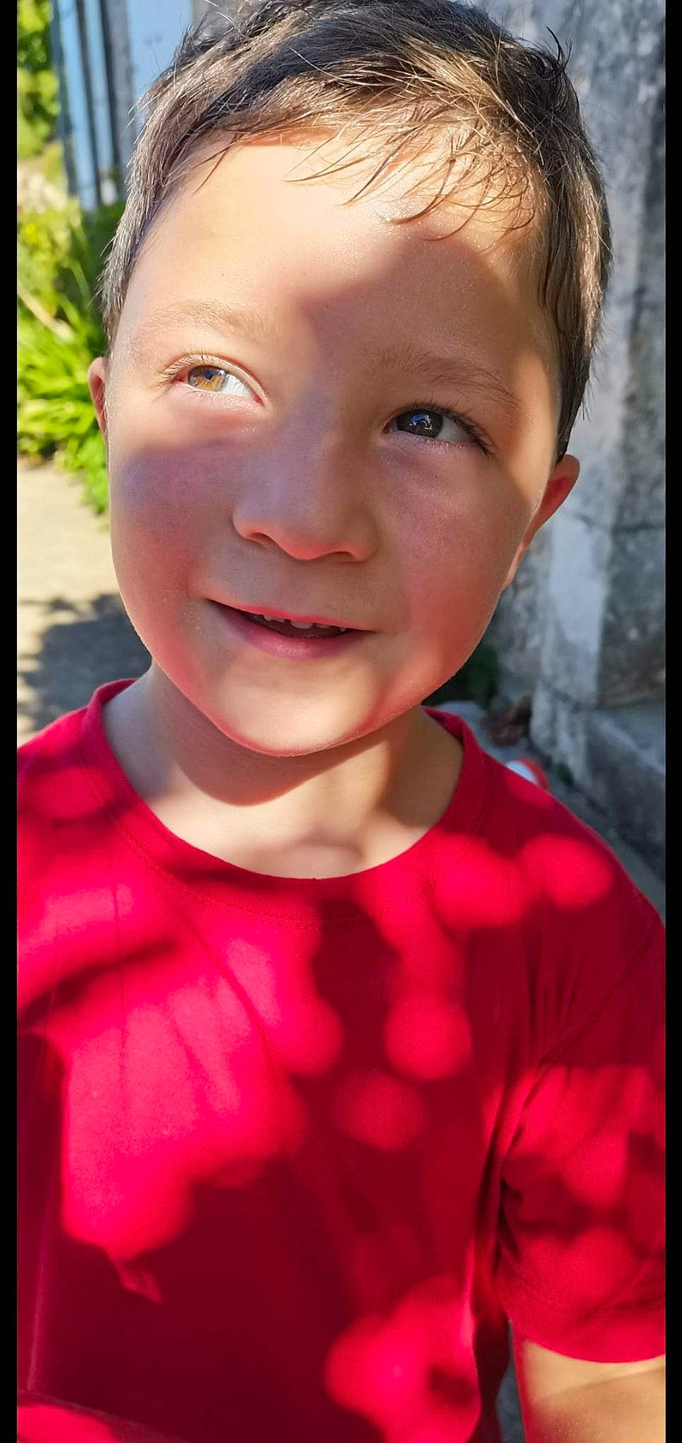 James participe au concours pour gagner de l'argent avec cette photo : cheek, child, eye, eyelash, flash_photography, fun, grass, happy, head, jaw, lip, magenta, nose, person, pink, portrait, portrait_photography, sleeve, smile, t_shirt