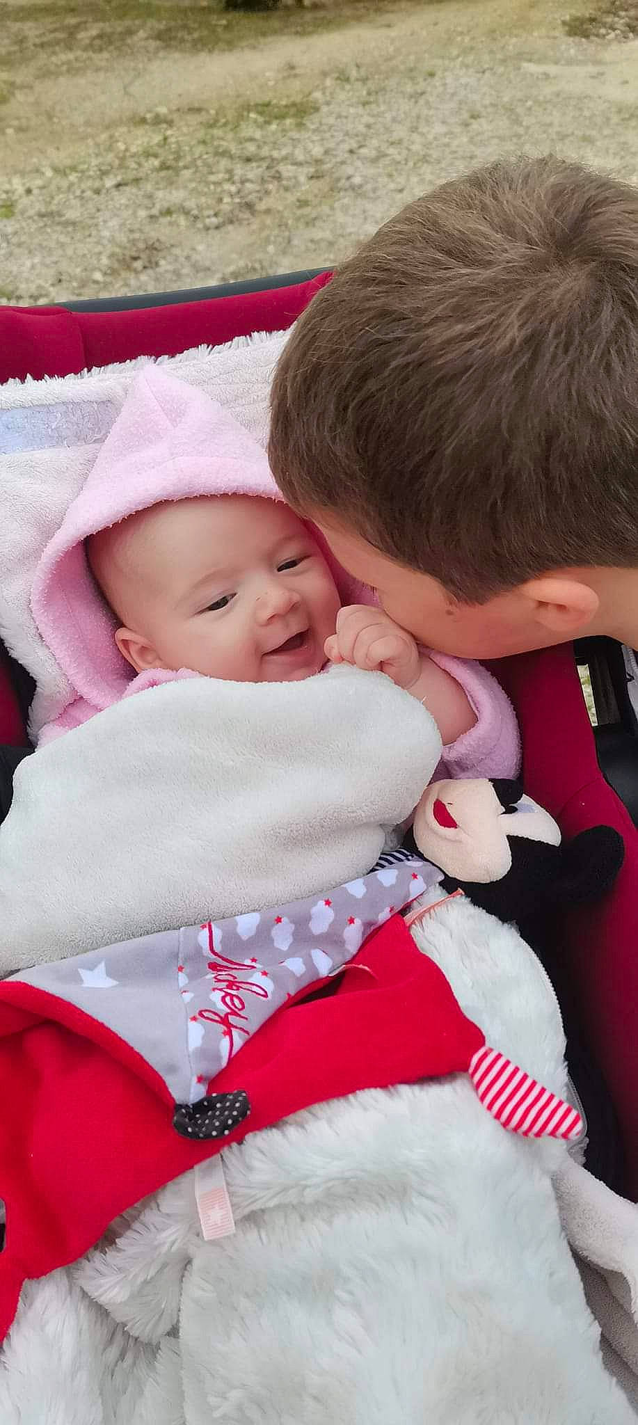 Juliette a rejoint le concours — aidez-le/la à gagner de superbes lots ! baby, baby_toddler_clothing, cap, cheek, child, comfort, event, facial_expression, fashion_accessory, fun, gesture, happy, headwear, lip, outerwear, person, pink, product, sitting, skin