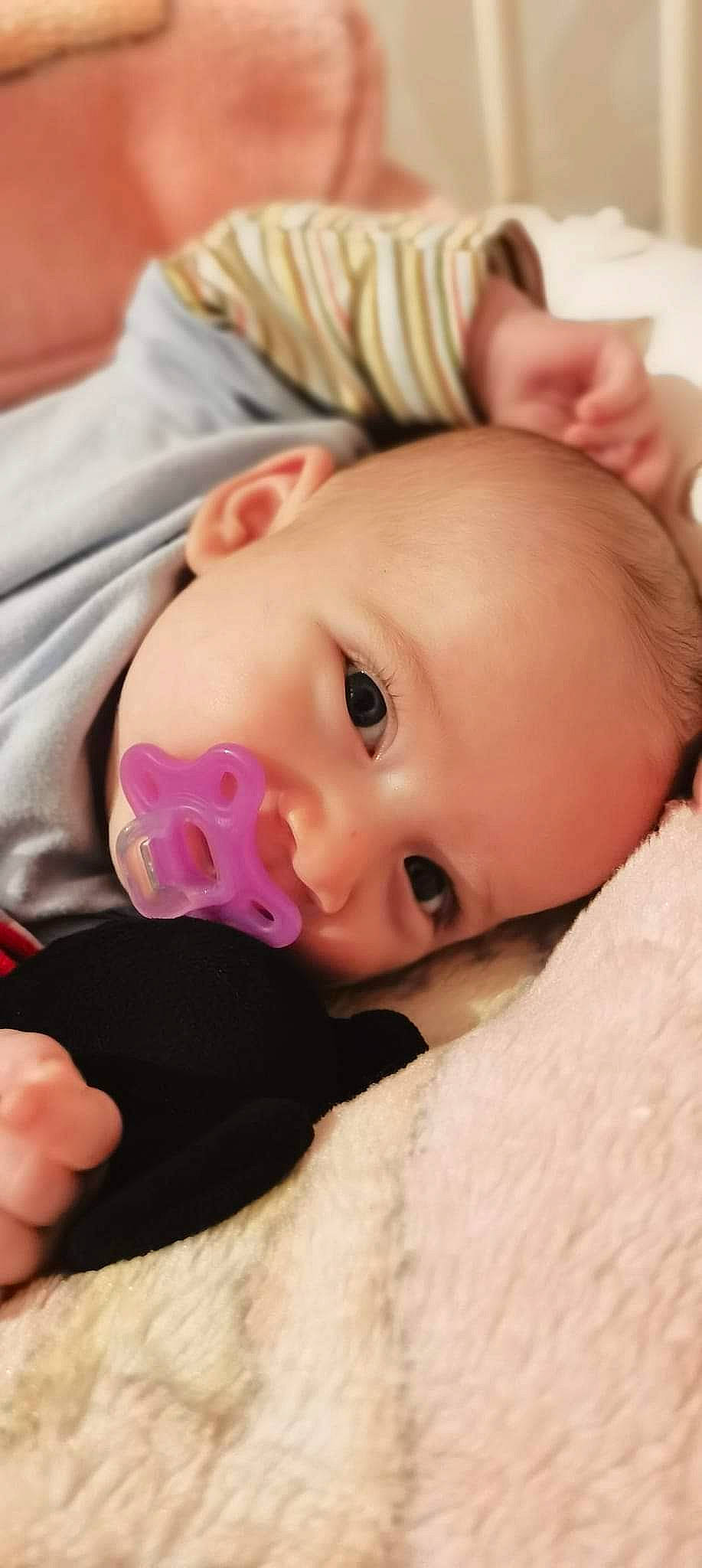 Juliette participe au concours pour gagner de l'argent avec cette photo : baby, baby_toddler_clothing, cheek, child, chin, comfort, eyebrow, eyelash, facial_expression, finger, iris, lip, mouth, neck, nose, person, pink, product, skin, sleeve