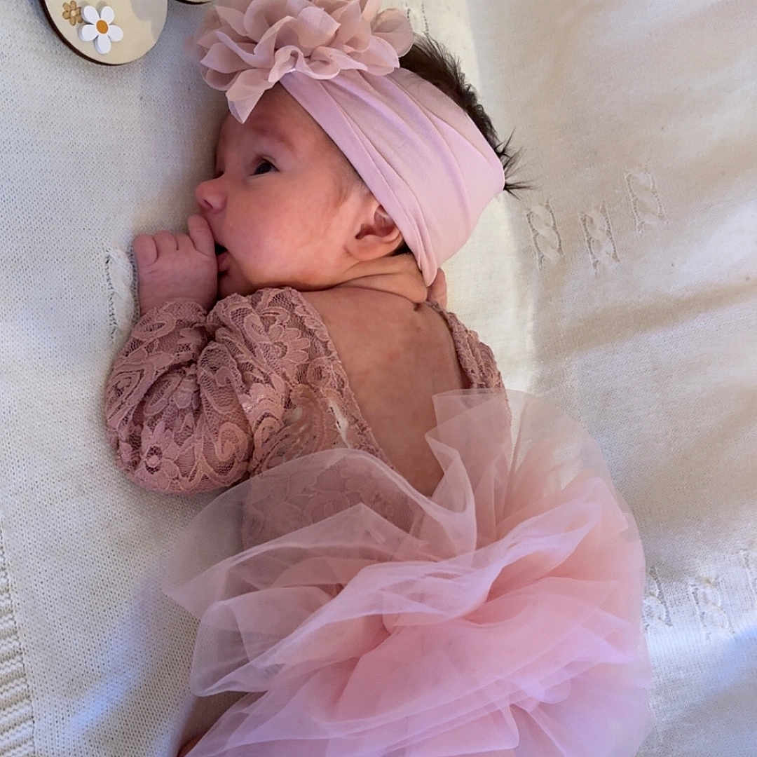 Lyna Beaudier participe au concours pour gagner de l'argent avec cette photo : adorable, baby, blanket, child, cute, flower, headband, indoors, infant, lace, lying_down, milestone, newborn, one_month, pink, portrait, soft, sucking_thumb, tutu, wooden_sign