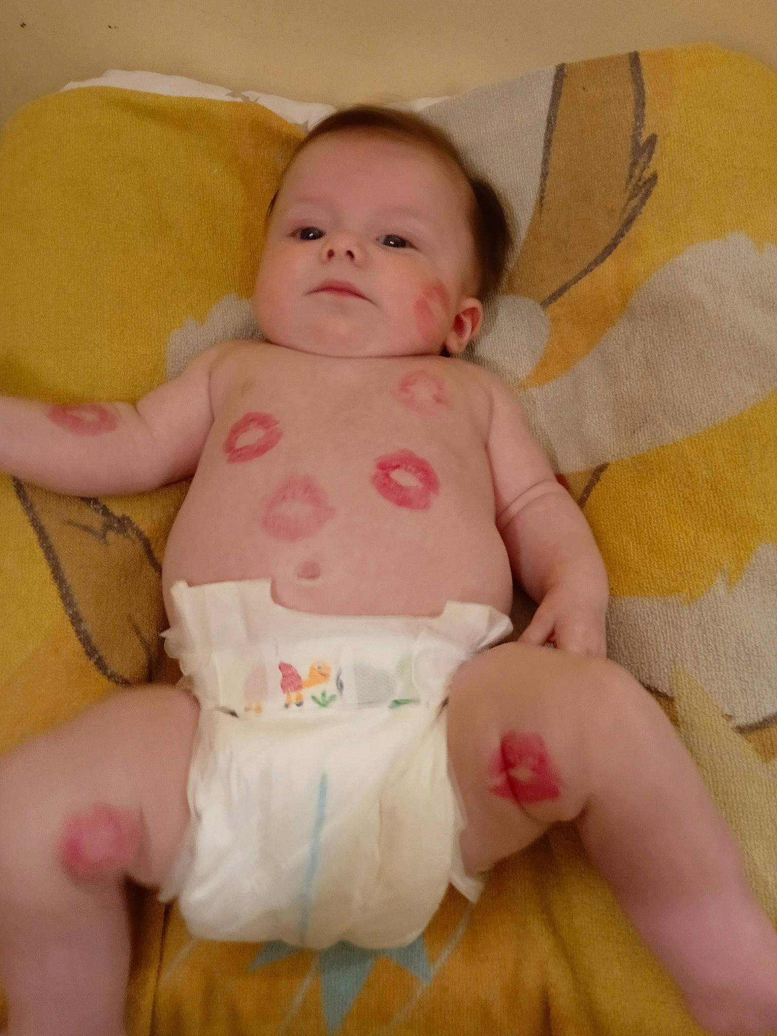 Amaya a rejoint le concours — aidez-le/la à gagner de superbes lots ! baby, baby_toddler_clothing, cheek, chest, comfort, eye, face, finger, gesture, hand, head, iris, person, pink, skin, smile, stomach, textile, thumb, toddler