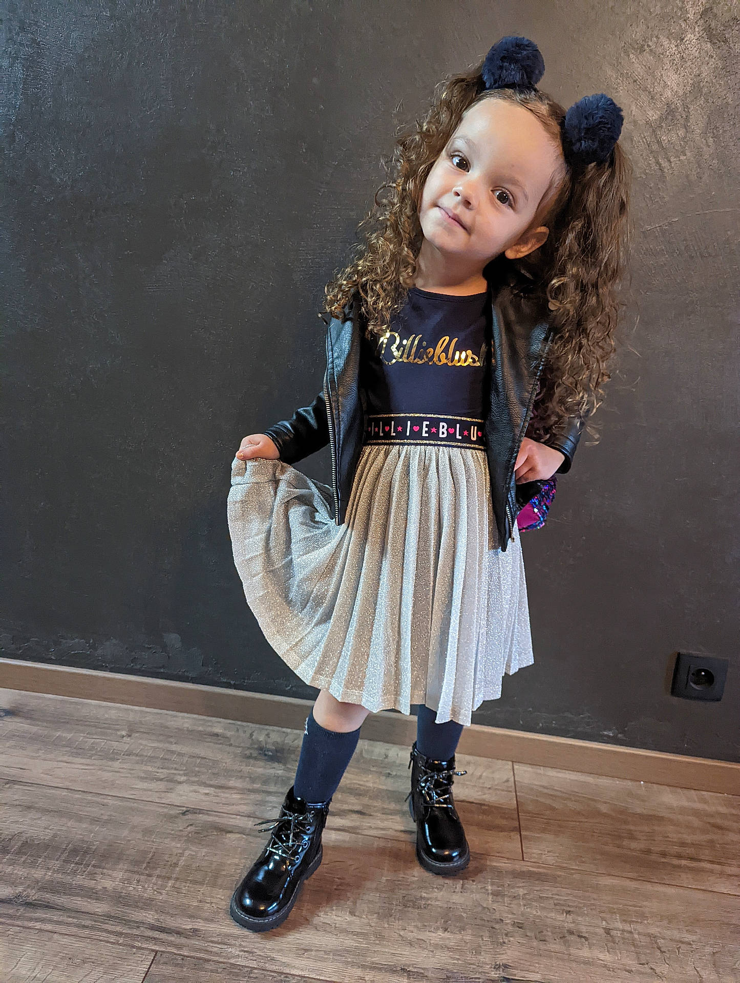 Hanaé a rejoint le concours — aidez-le/la à gagner de superbes lots ! child, clothing, coat, dress, face, female, footwear, formalwear, girl, hardwood, head, jacket, longsleeve, person, photography, portrait, shoe, skirt, sleeve, wood