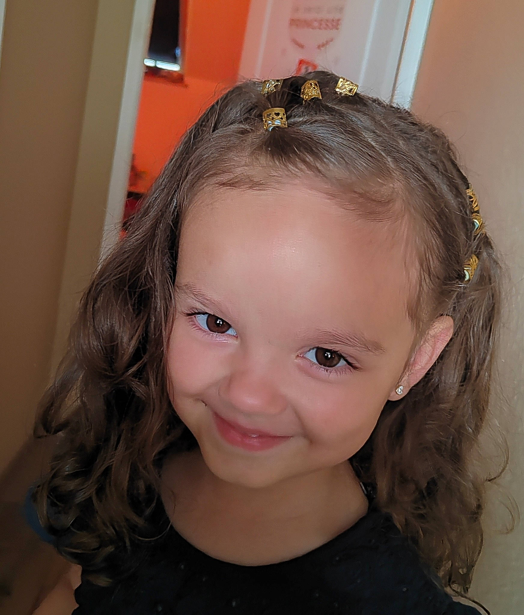 Hanaé a rejoint le concours — aidez-le/la à gagner de superbes lots ! bangs, blond, cheek, ear, eye, eyebrow, eyelash, flash_photography, forehead, fun, hair_accessory, happy, headband, headpiece, iris, jaw, joy, long_hair, neck, person