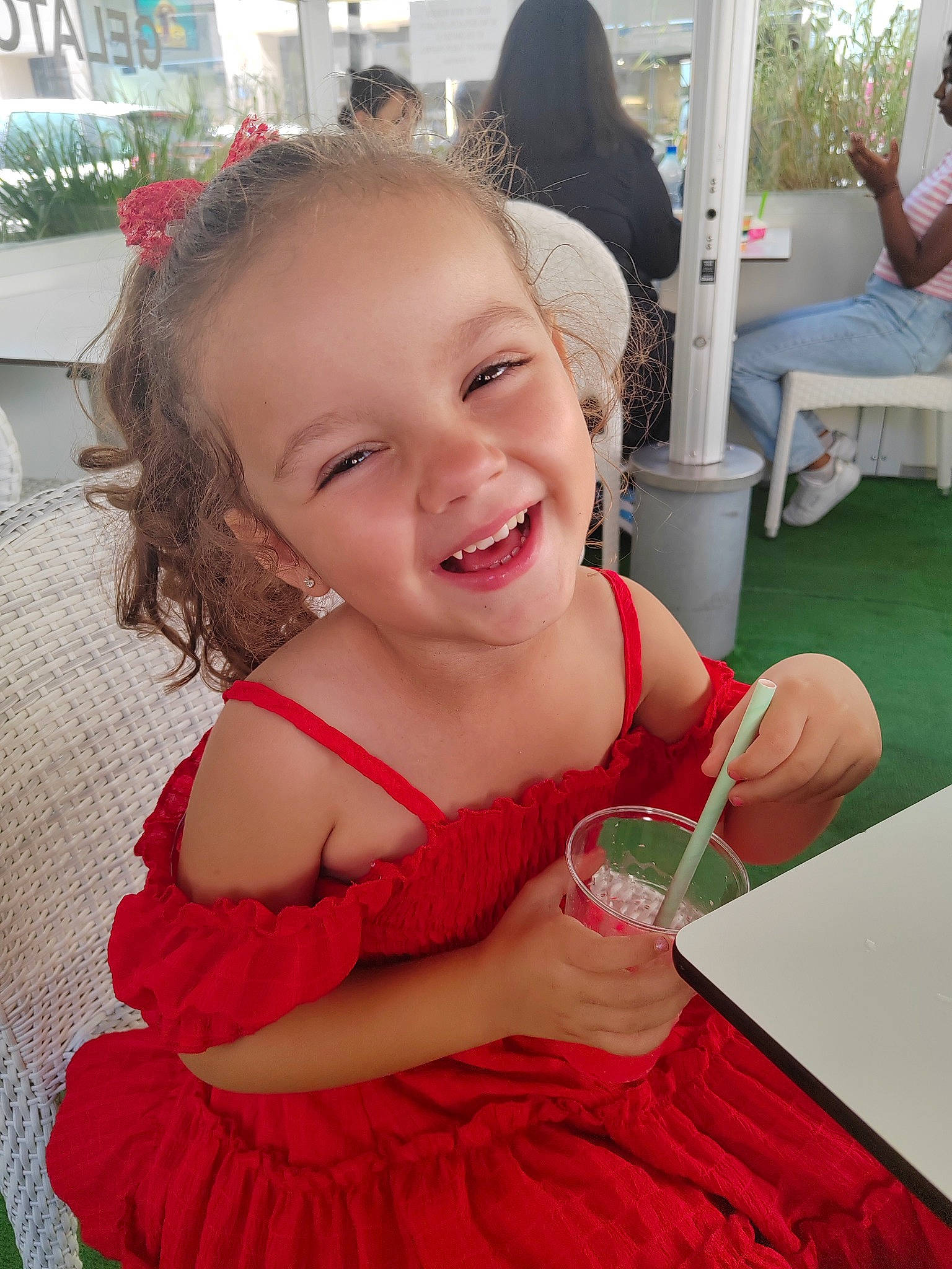 Hanaé participe au concours pour gagner de l'argent avec cette photo : chair, child, dress, facial_expression, fun, hair, hairstyle, happy, head, joy, leisure, magenta, person, pink, plant, red, skin, smile, summer, table