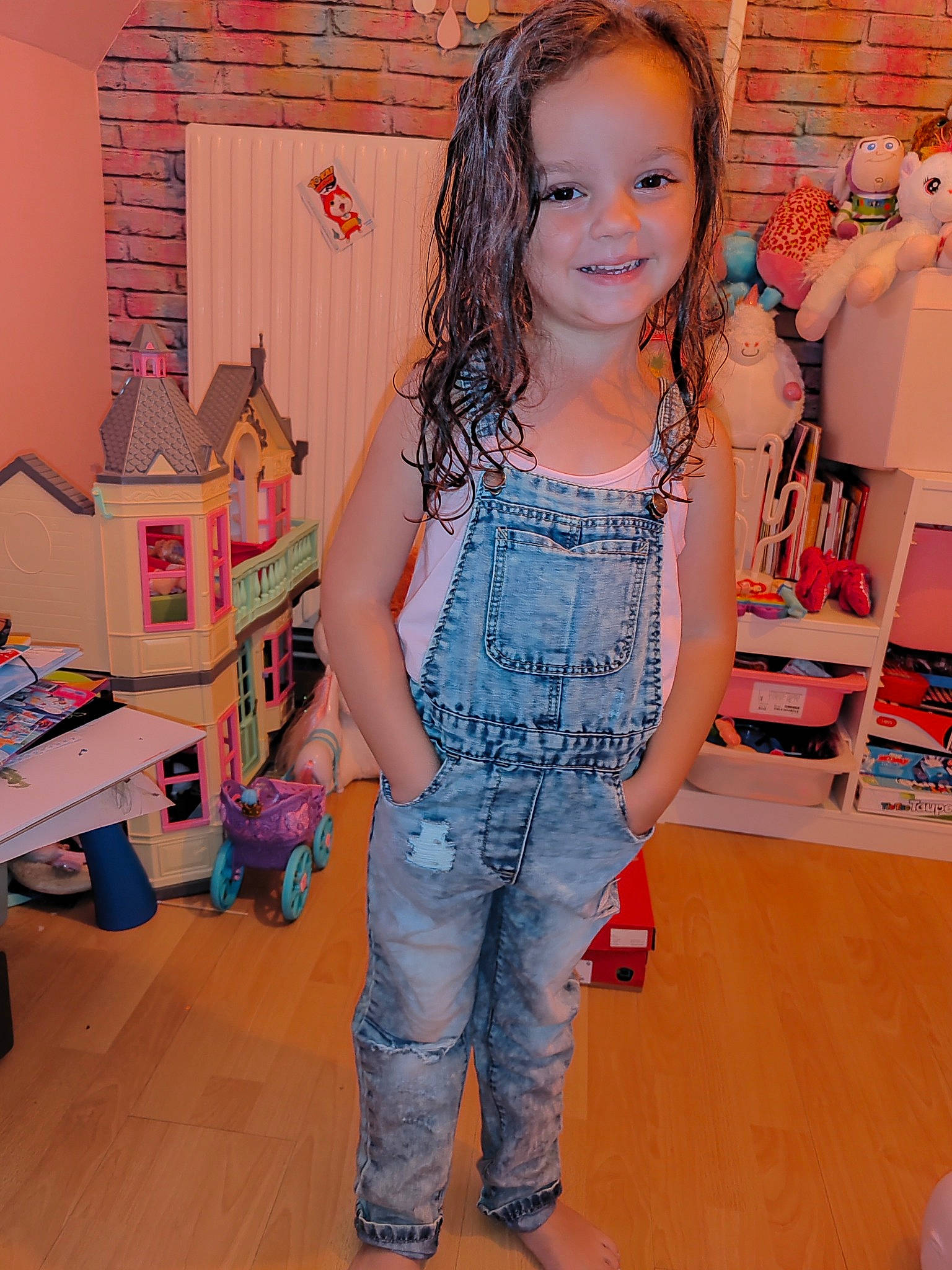 Hanaé participe au concours pour gagner de l'argent avec cette photo : baby_toddler_clothing, child, denim, floor, flooring, fun, happy, jeans, joy, leisure, neck, pattern, person, pink, shoulder, sleeve, smile, t_shirt, thigh, trunk