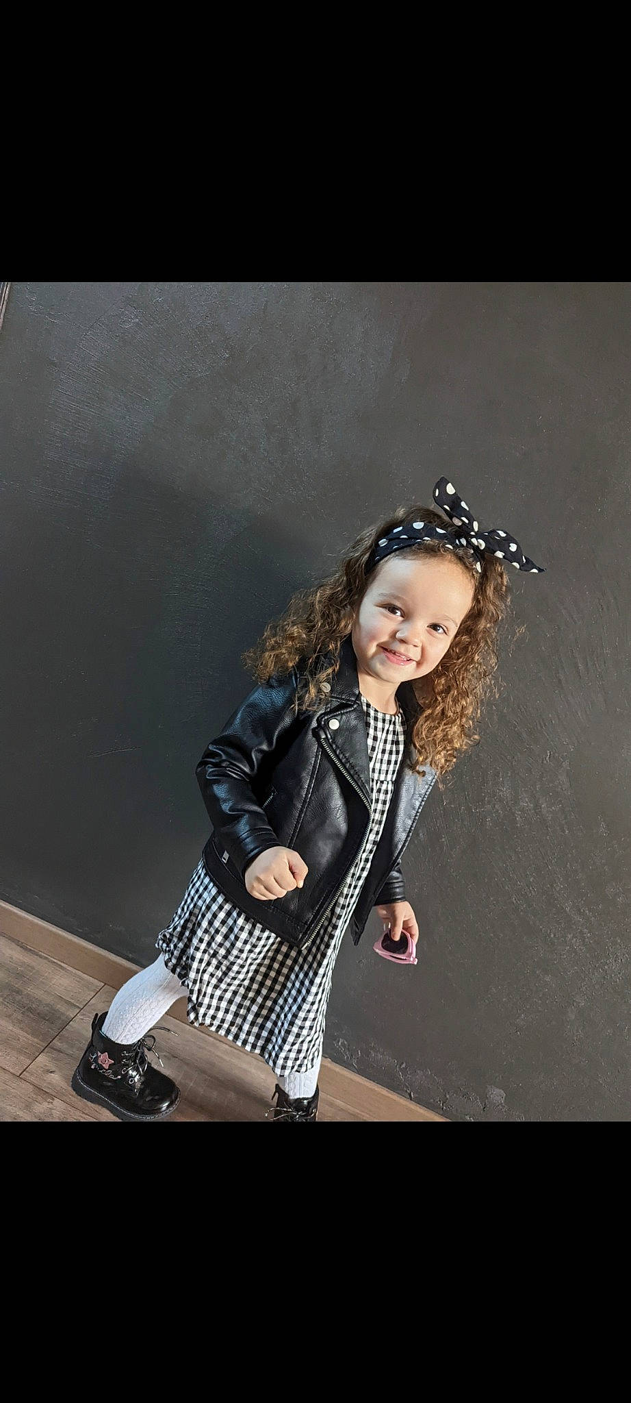 Hanaé a rejoint le concours — aidez-le/la à gagner de superbes lots ! blazer, child, face, fashion_accessory, fashion_design, flash_photography, formal_wear, fun, fur, happy, headpiece, jewellery, joy, pattern, person, plaid, sleeve, smile, tartan, toddler