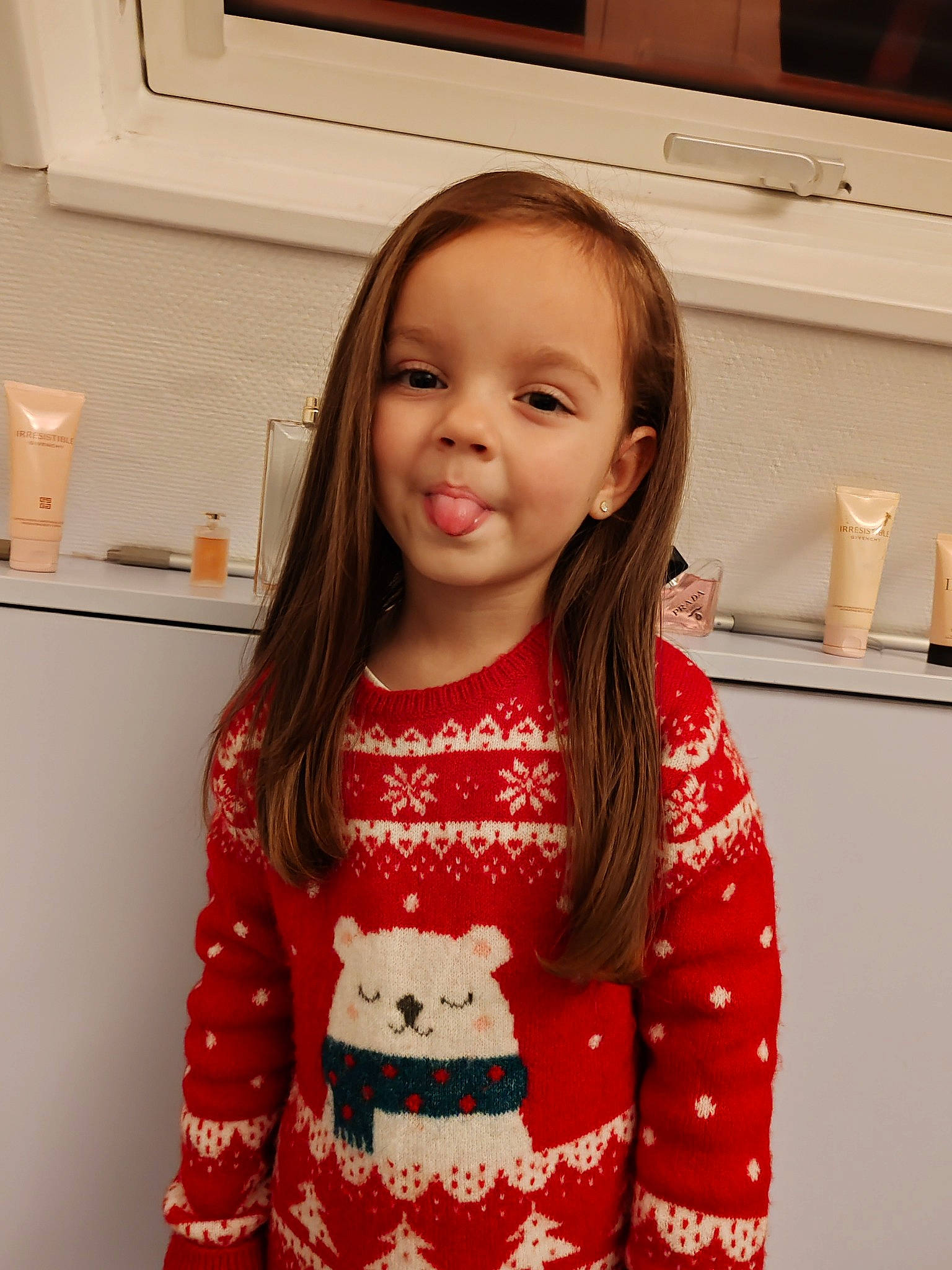 Hanaé participe au concours pour gagner de l'argent avec cette photo : baby_toddler_clothing, cheek, child, christmas, fun, happy, holiday, iris, joy, kitchen_appliance, long_sleeved_t_shirt, party, pattern, person, picture_frame, room, sleeve, smile, t_shirt, toddler