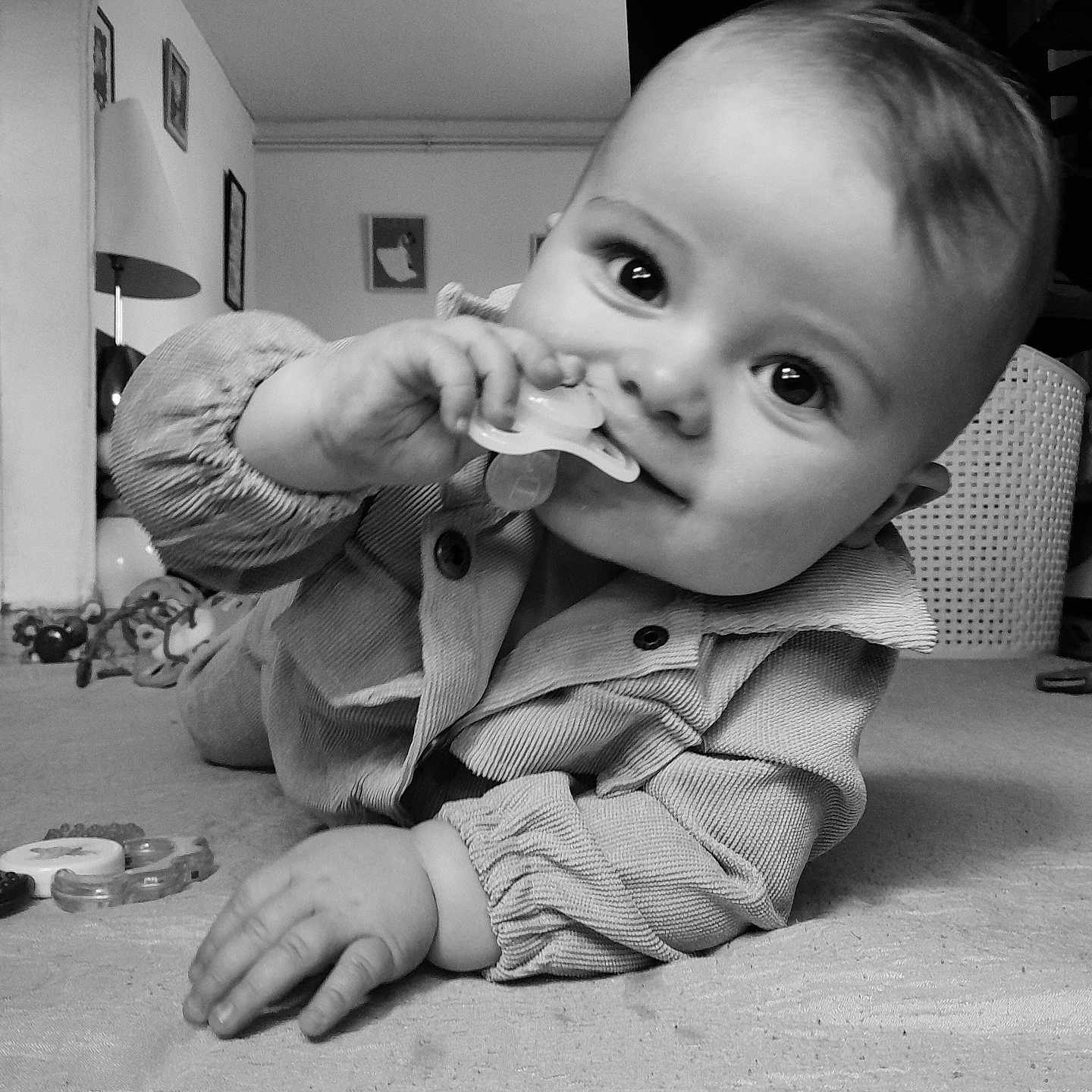 Djiovanni a rejoint le concours — aidez-le/la à gagner de superbes lots ! art, baby, bodypart, couch, cutlery, eating, face, finger, food, furniture, hand, happy, head, indoors, painting, person, photography, portrait, sitting, spoon