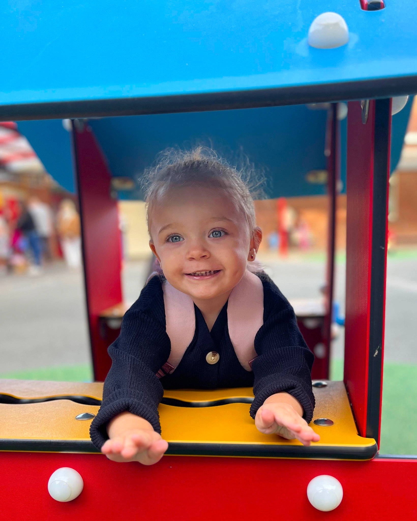 Romane participe au concours pour gagner de l'argent avec cette photo : baby, baby_playing_with_toys, baize, billiard_room, billiard_table, billiards, blue, fun, indoor_games_and_sports, joy, leisure, light, person, pocket_billiards, pool, recreation_room, smile, straight_pool, table, toddler