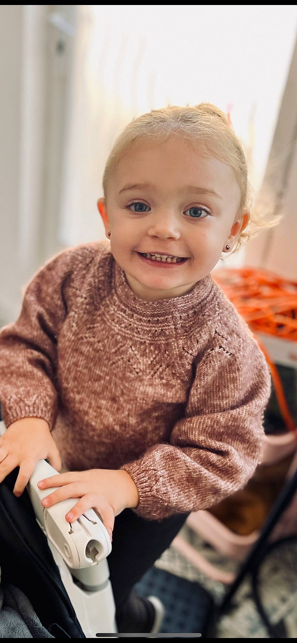 Romane a rejoint le concours — aidez-le/la à gagner de superbes lots ! arm, baby, baby_toddler_clothing, cheek, child, flooring, gadget, happy, human, iris, joy, organ, pattern, person, portrait_photography, sitting, skin, sleeve, smile, toddler