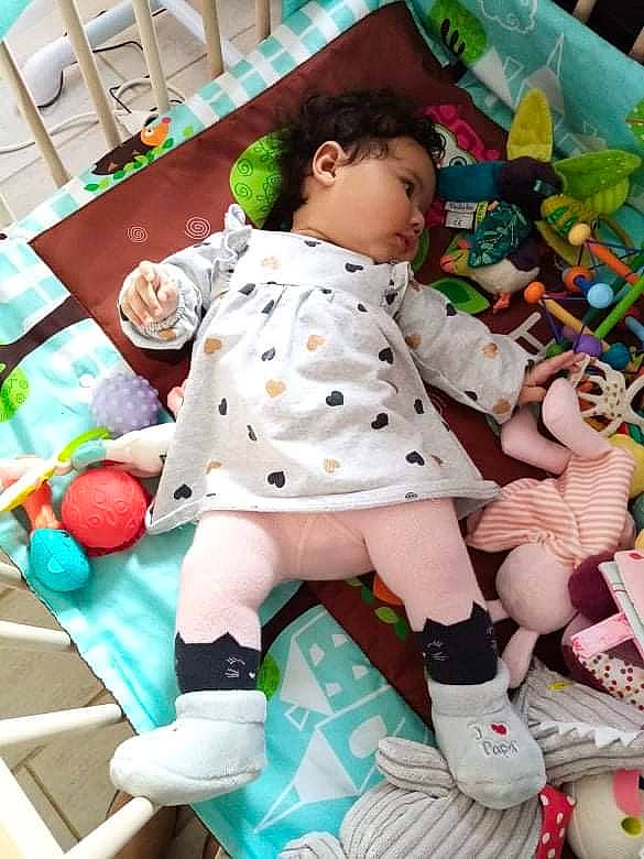 Katell a rejoint le concours — aidez-le/la à gagner de superbes lots ! child, doll, event, fun, green, human_body, human_leg, leg, pattern, person, pink, product, room, shoe, sitting, skin, sock, stuffed_toy, textile, thigh