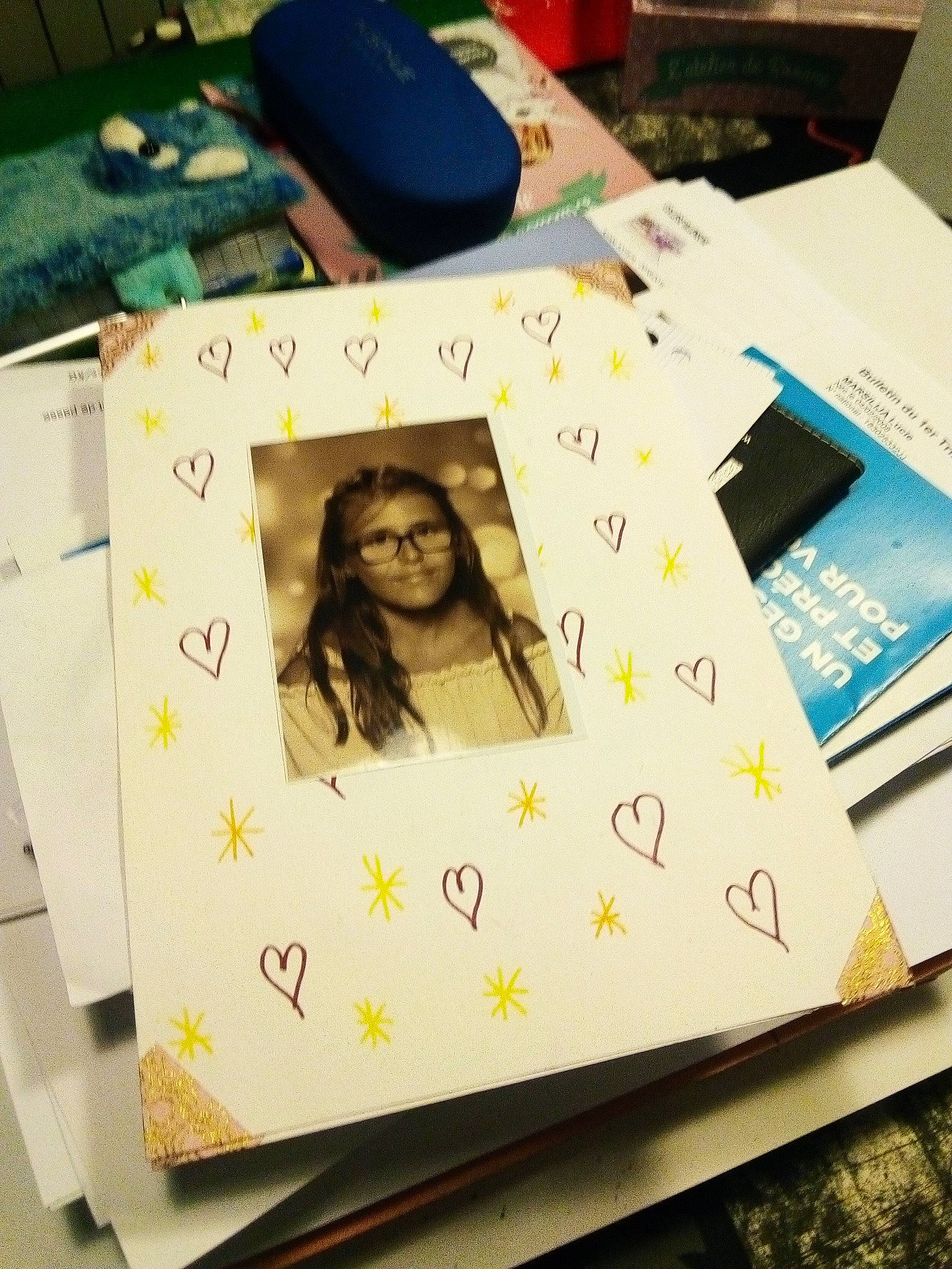 Lucie a rejoint le concours — aidez-le/la à gagner de superbes lots ! art, design, drawing, illustration, material_property, paper, paper_product, pattern, person, photographic_paper, photography, printing, selfie, yellow