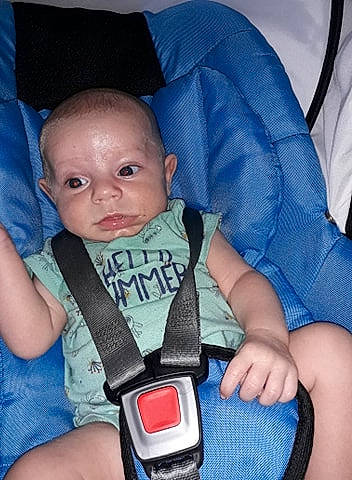 James participe au concours pour gagner de l'argent avec cette photo : baby, baby_carriage, baby_in_car_seat, baby_products, car_seat, child, person, product, seat_belt, toddler