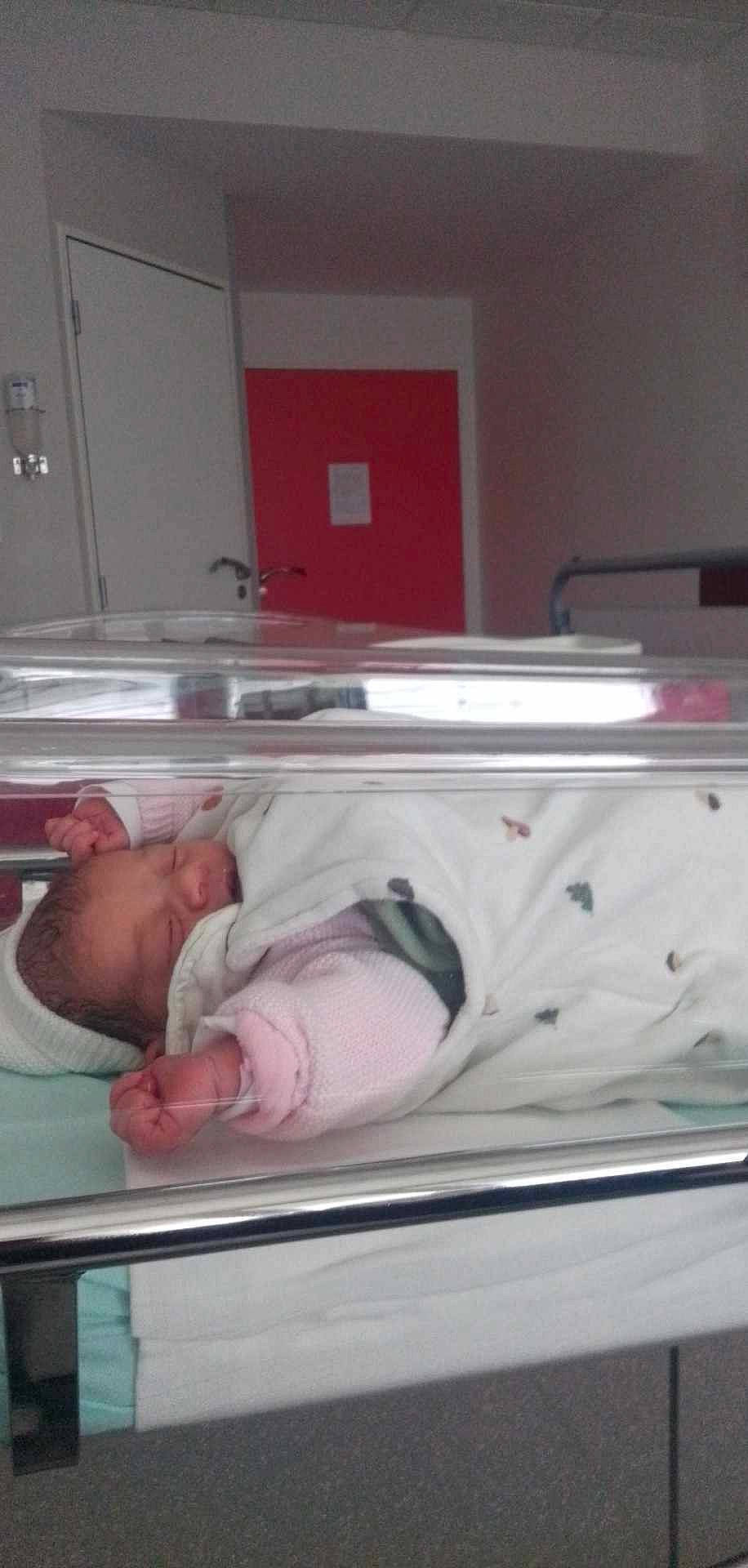 Astrid participe au concours pour gagner de l'argent avec cette photo : baby, baby_products, baby_safety, bed, bedding, child, childbirth, comfort, event, hospital, hospital_bed, human_body, infant_bed, leg, linens, medical, medical_equipment, person, room, service