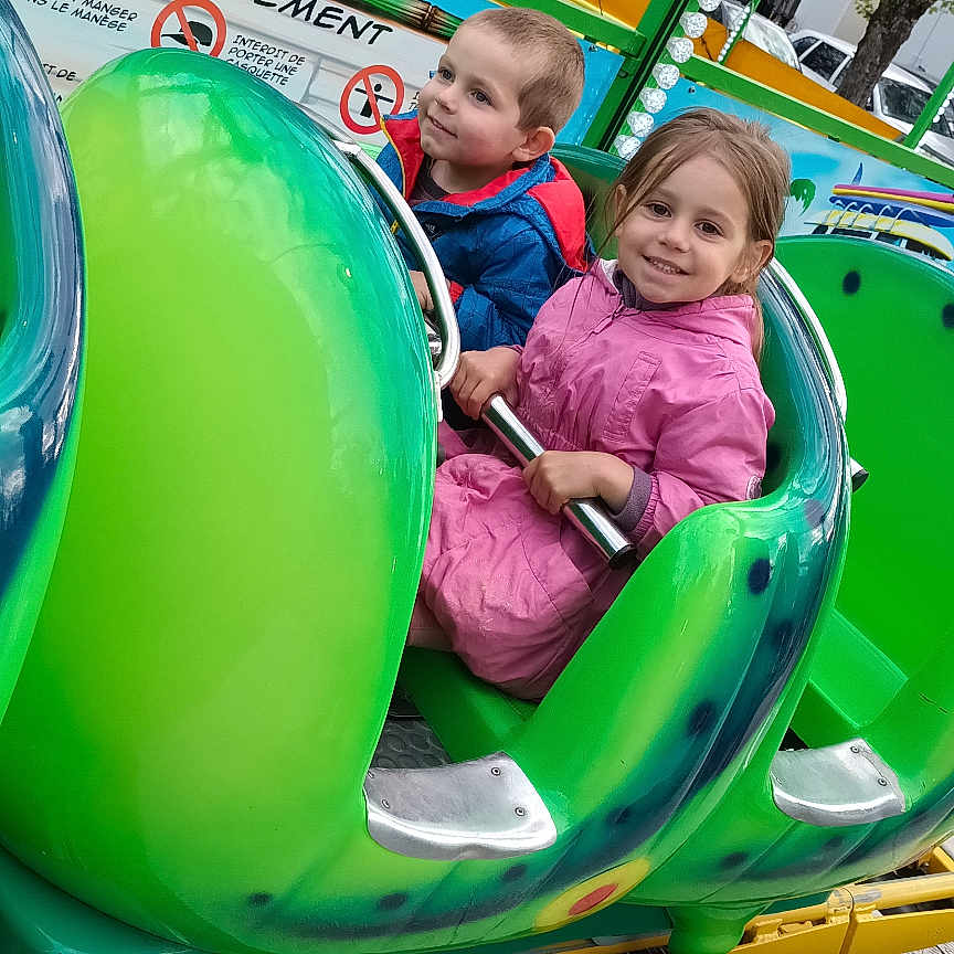 Clémance a rejoint le concours — aidez-le/la à gagner de superbes lots ! amusementpark, baby, baton, car, face, grass, head, indoors, nature, outdoorplayarea, outdoors, person, photography, playarea, portrait, slide, stick, toy, transportation, vehicle