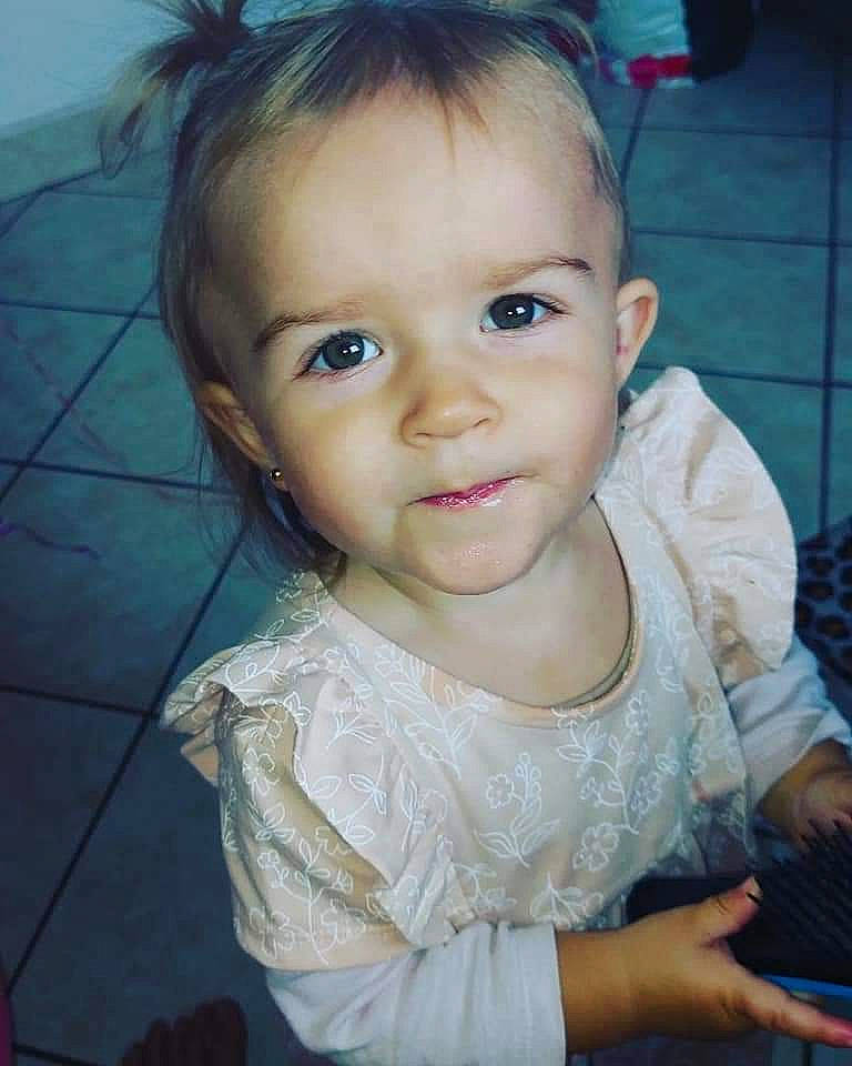 Léna a rejoint le concours — aidez-le/la à gagner de superbes lots ! cheek, chin, ear, eye, eyebrow, eyelash, finger, forehead, gesture, hair, happy, head, iris, lip, mouth, neck, nose, organ, person, skin